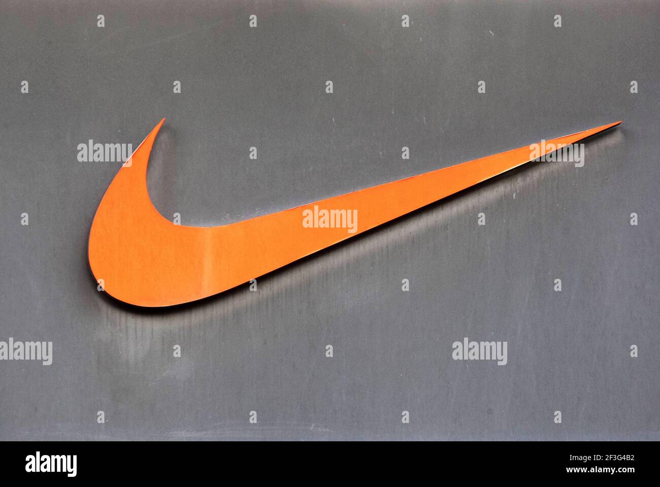 Kiev, Ucrania. 06th de marzo de 2021. Logotipo de Nike visto en la entrada  de una tienda de Marca Nike en Kiev. Crédito: SOPA Images Limited/Alamy  Live News Fotografía de stock -