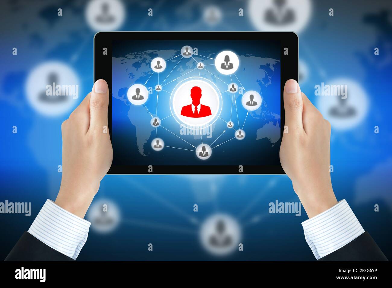 Businessman tiene las manos sosteniendo el tablet pc con los iconos de los empresarios vinculados como red en la pantalla - red social y de negocios en línea conceptos Foto de stock