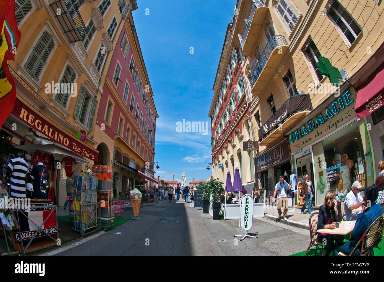 Bonita calle, Riviera Francesa, Francia Foto de stock