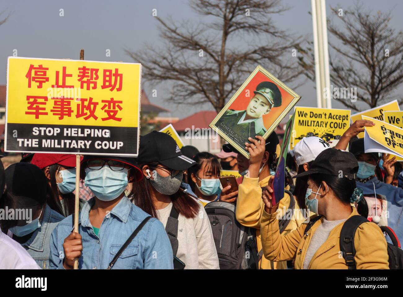 Muse, Estado de Shan del Norte, Myanmar. 13th de febrero de 2021. Un manifestante de golpe antimilitar tiene un retrato de Bogyoke Aung San mientras marchaba durante una manifestación pacífica contra el golpe militar.UNA multitud masiva tomó las calles de Muse (ciudad fronteriza birmana con China) para protestar contra el golpe militar y exigió la liberación de Aung San Suu Kyi. El ejército de Myanmar detuvo a la Consejera de Estado de Myanmar, Aung San Suu Kyi, el 01 de febrero de 2021, y declaró el estado de emergencia mientras se apoderaba del poder en el país durante un año después de perder las elecciones contra la Liga Nacional para la Democracia Foto de stock