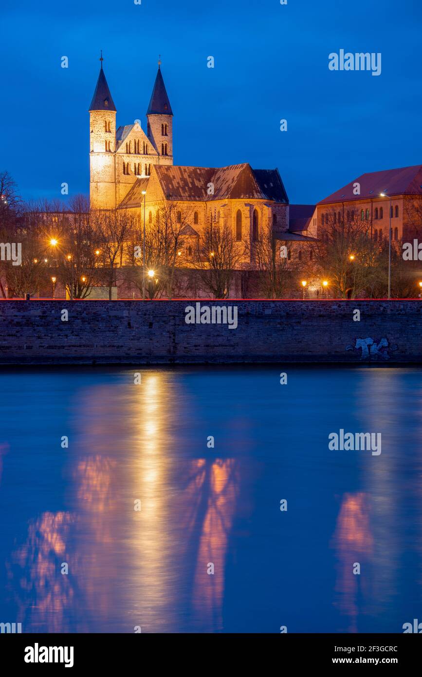 Magdeburg, Alemania. 14th de marzo de 2021. El paseo del Elba con el monasterio Unser Lieben Frauen a la hora azul. Crédito: Stephan Schulz/dpa-Zentralbild/ZB/dpa/Alamy Live News Foto de stock