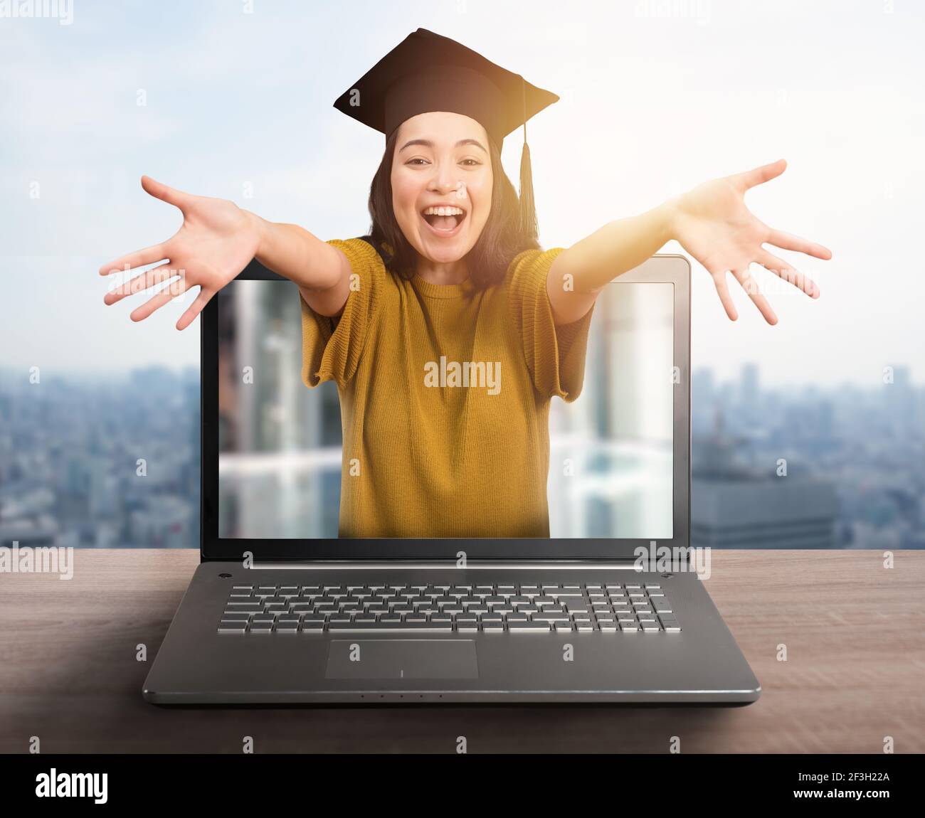 La mujer está feliz de lograr la graduación en línea debido a covid-19 problema de virus Foto de stock