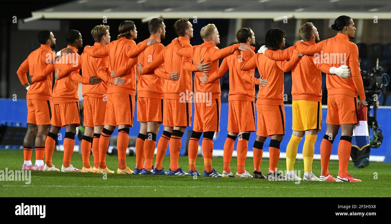 El equipo nacional de Holanda canta el himno nacional, durante el partido de fútbol de la Liga de las Naciones Italia contra Holanda, en Bérgamo. Foto de stock