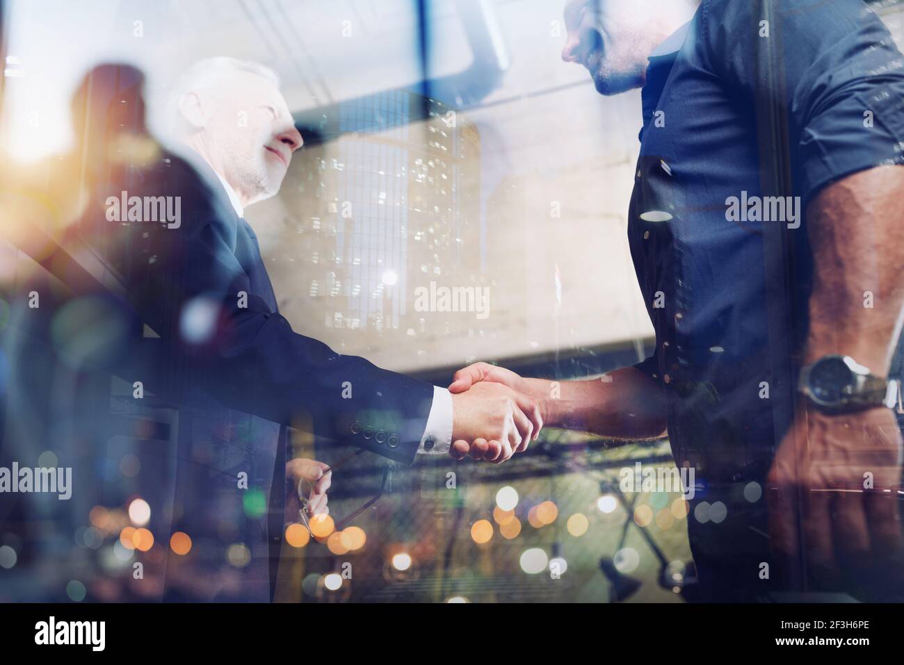Handshaking persona de negocios en la oficina. El concepto de trabajo en equipo y colaboración. Foto de stock
