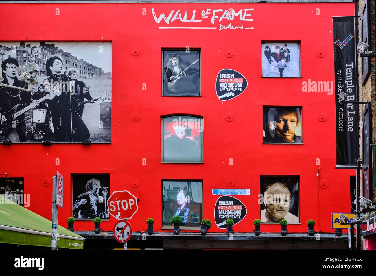 República de Irlanda; Dublín, el área turística de Temple Bar, Wall of Fame con imágenes de los músicos y bandas más famosos del centro Foto de stock