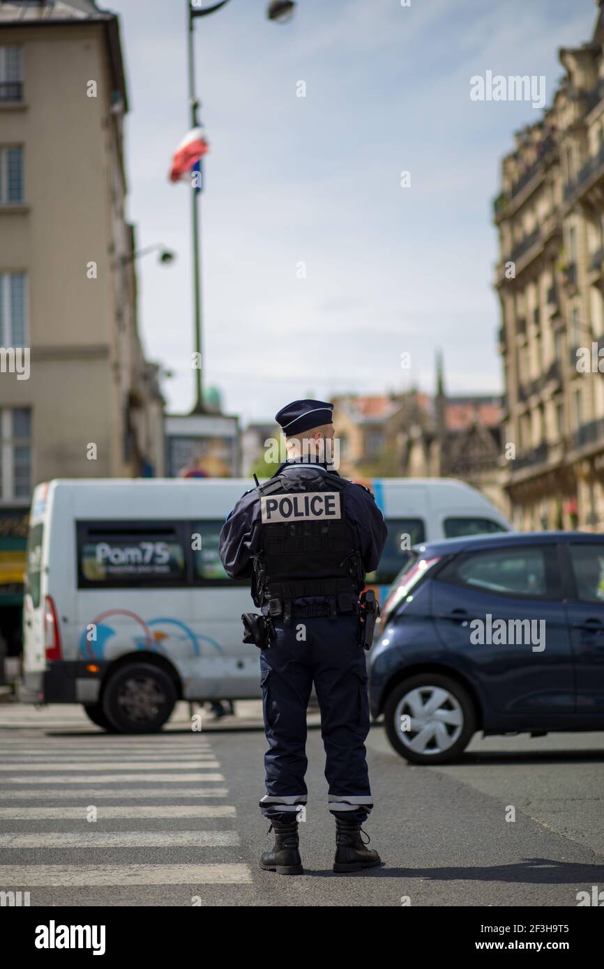 Policía de tráfico en las calles de París Foto de stock