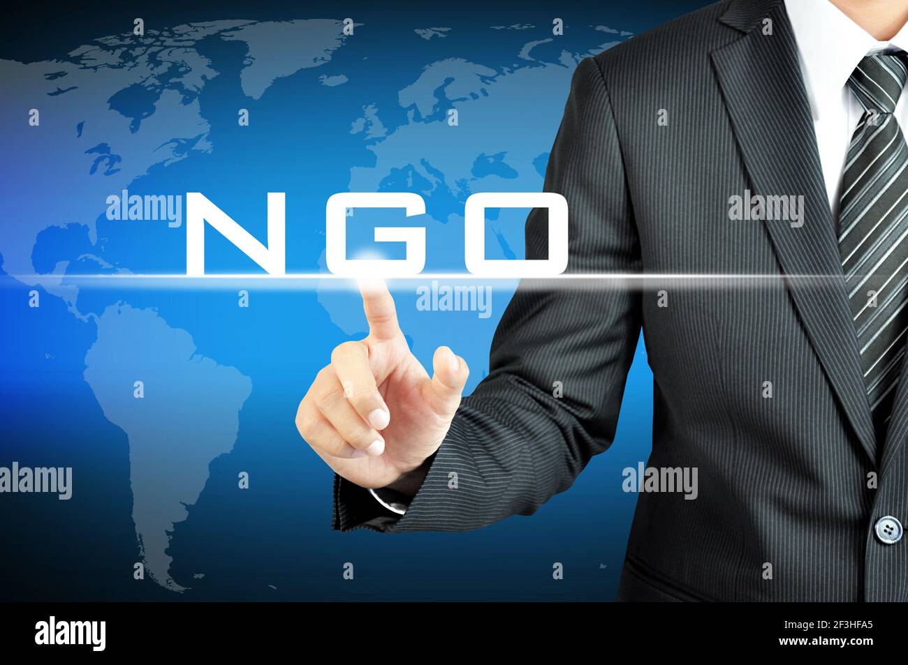 Hombre de negocios que señala a ONG (Organización no Gubernamental) firmar en la pantalla virtual Foto de stock
