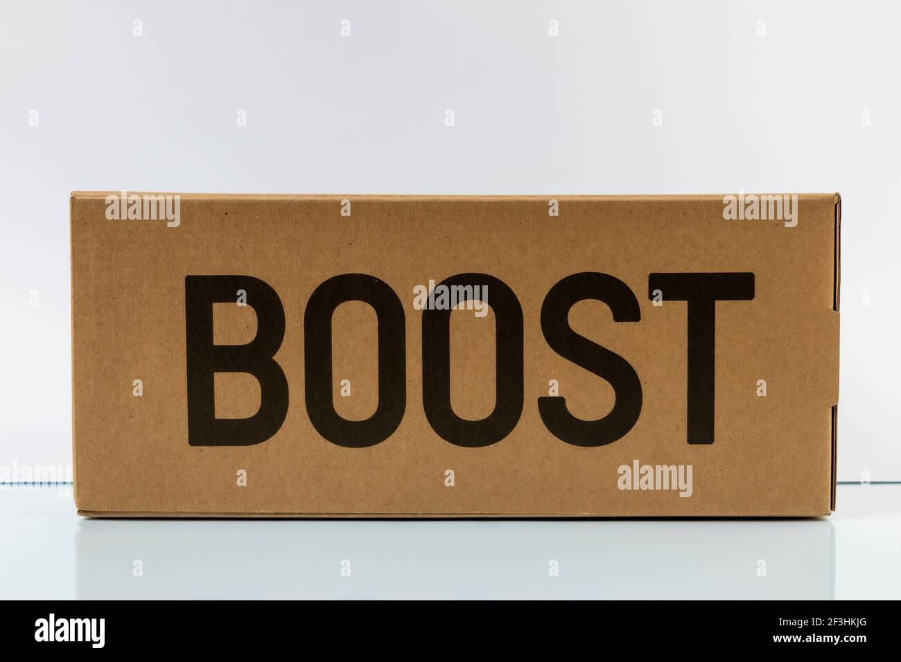 VARSOVIA, POLONIA - Mar 16, 2021: Adidas Yeezy Boost 700 V2 Crema. Famosas  sneakers de colección limitada con caja sobre fondo blanco Fotografía de  stock - Alamy