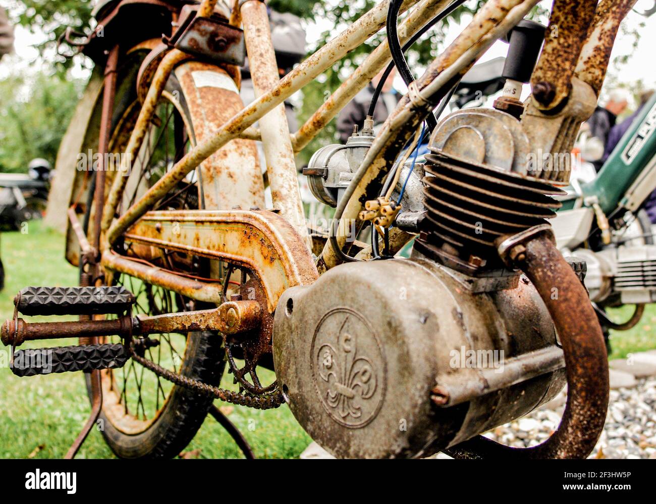 THYHOLM, DINAMARCA - 16 de marzo de 2021: Cierre del motor de un ciclomotor de época con mucho óxido. Cadena, engranajes y pedales del Bicykle. Foto de stock