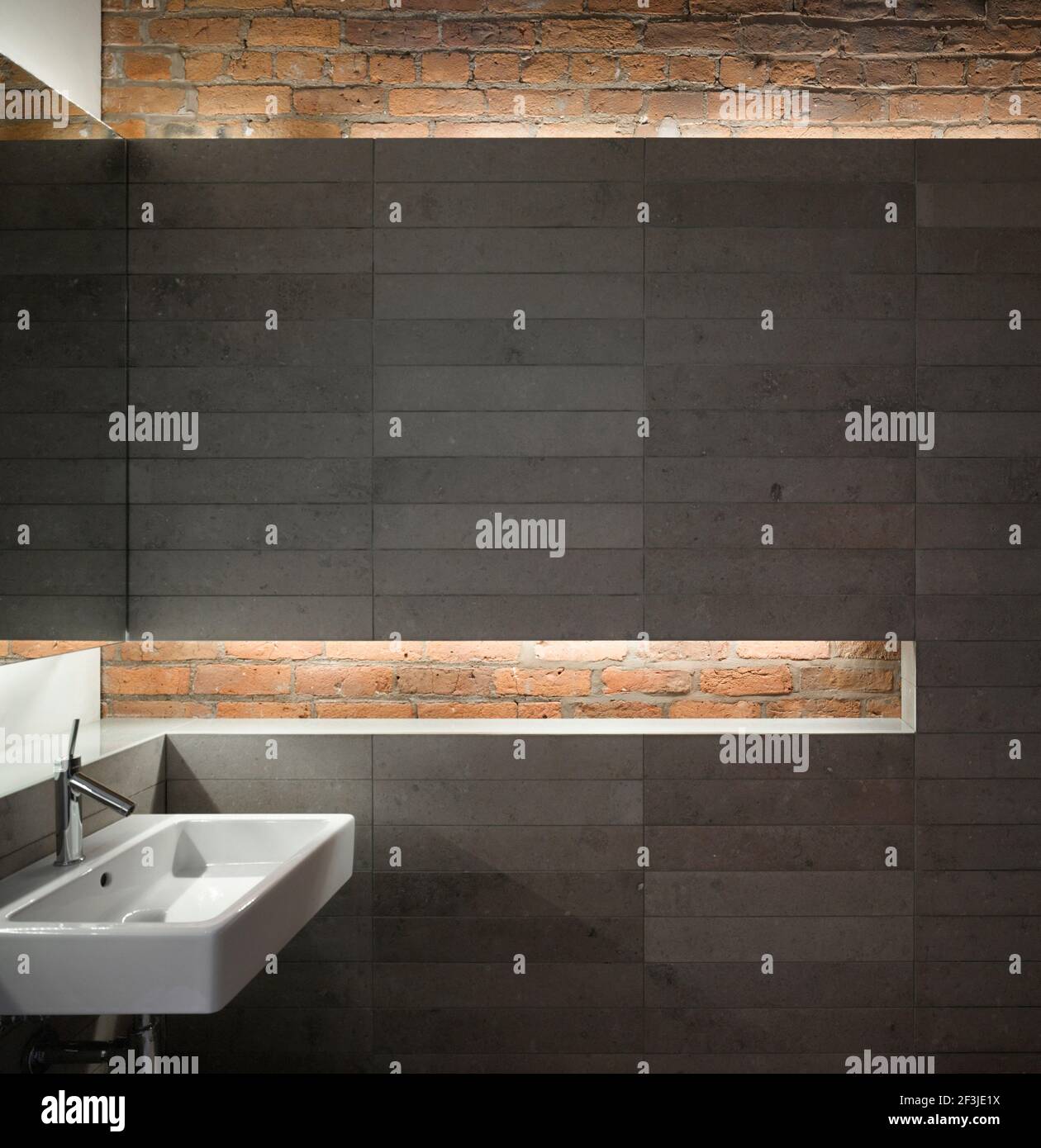 Lavabo en el baño, Albert Mill, Manchester, Greater Manchester Fotografía  de stock - Alamy