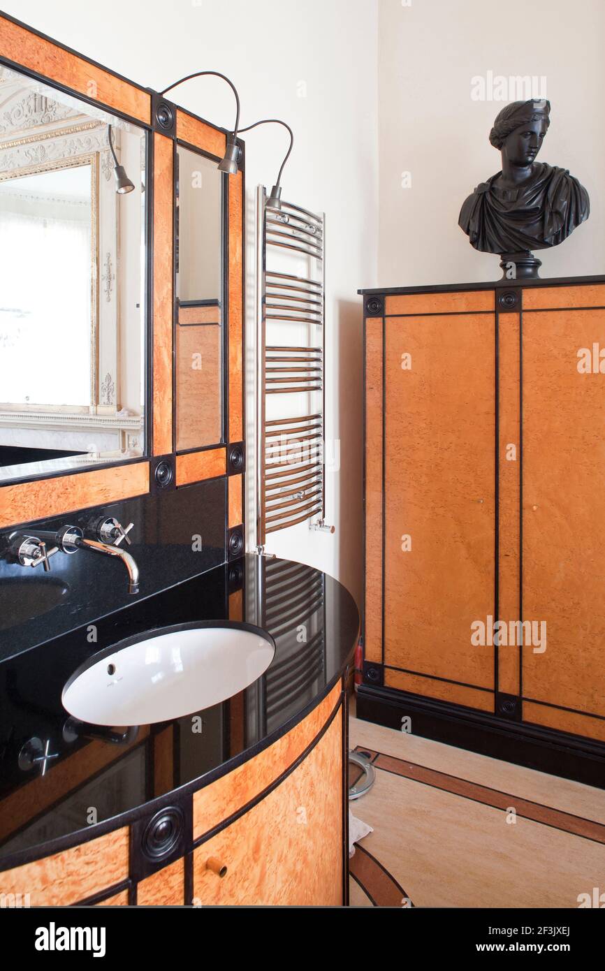 Lavabo en la unidad curvo en el cuarto de baño moderno, Londres Fotografía  de stock - Alamy