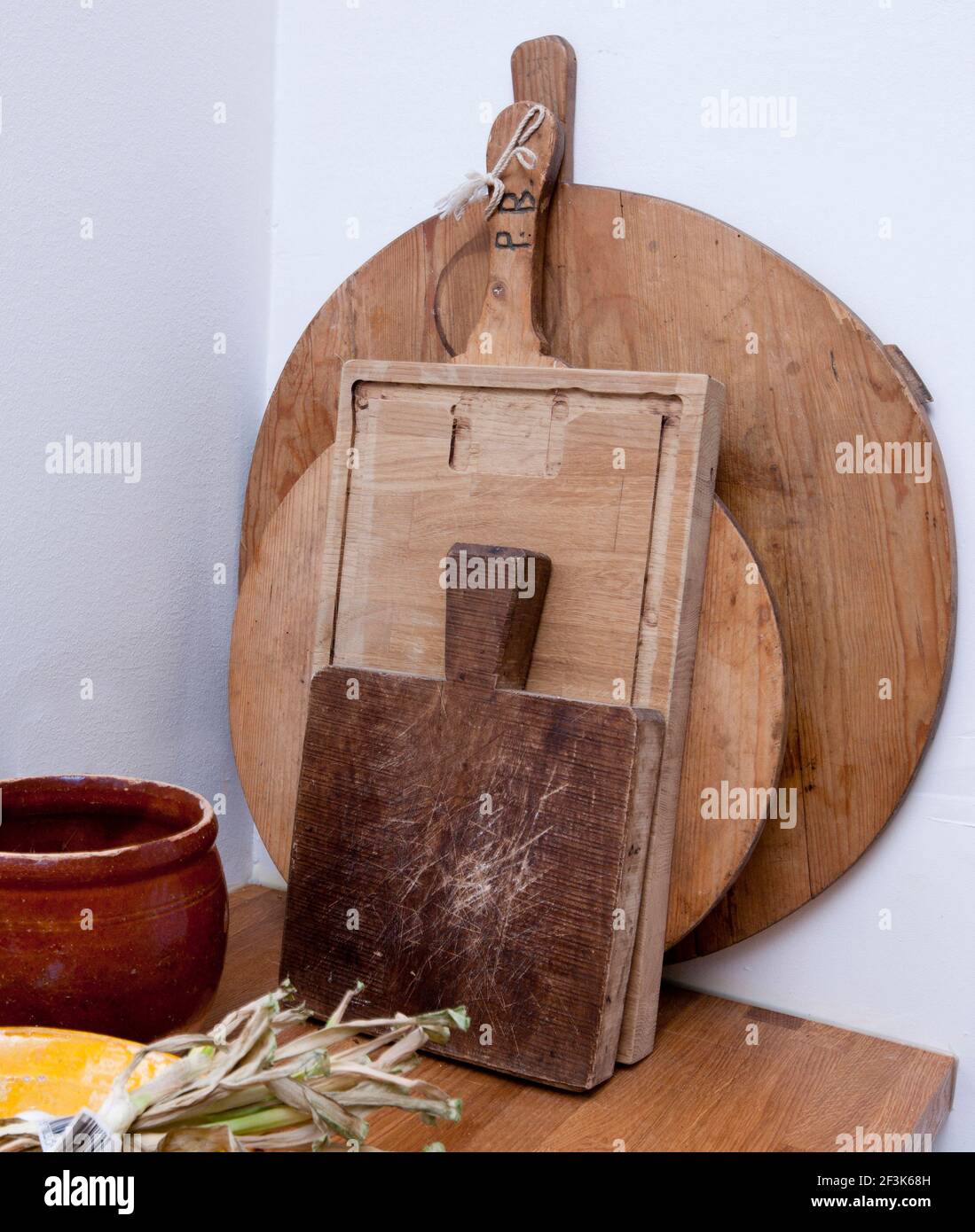 Tablas de madera para picar en el mostrador de la cocina Fotografía de  stock - Alamy