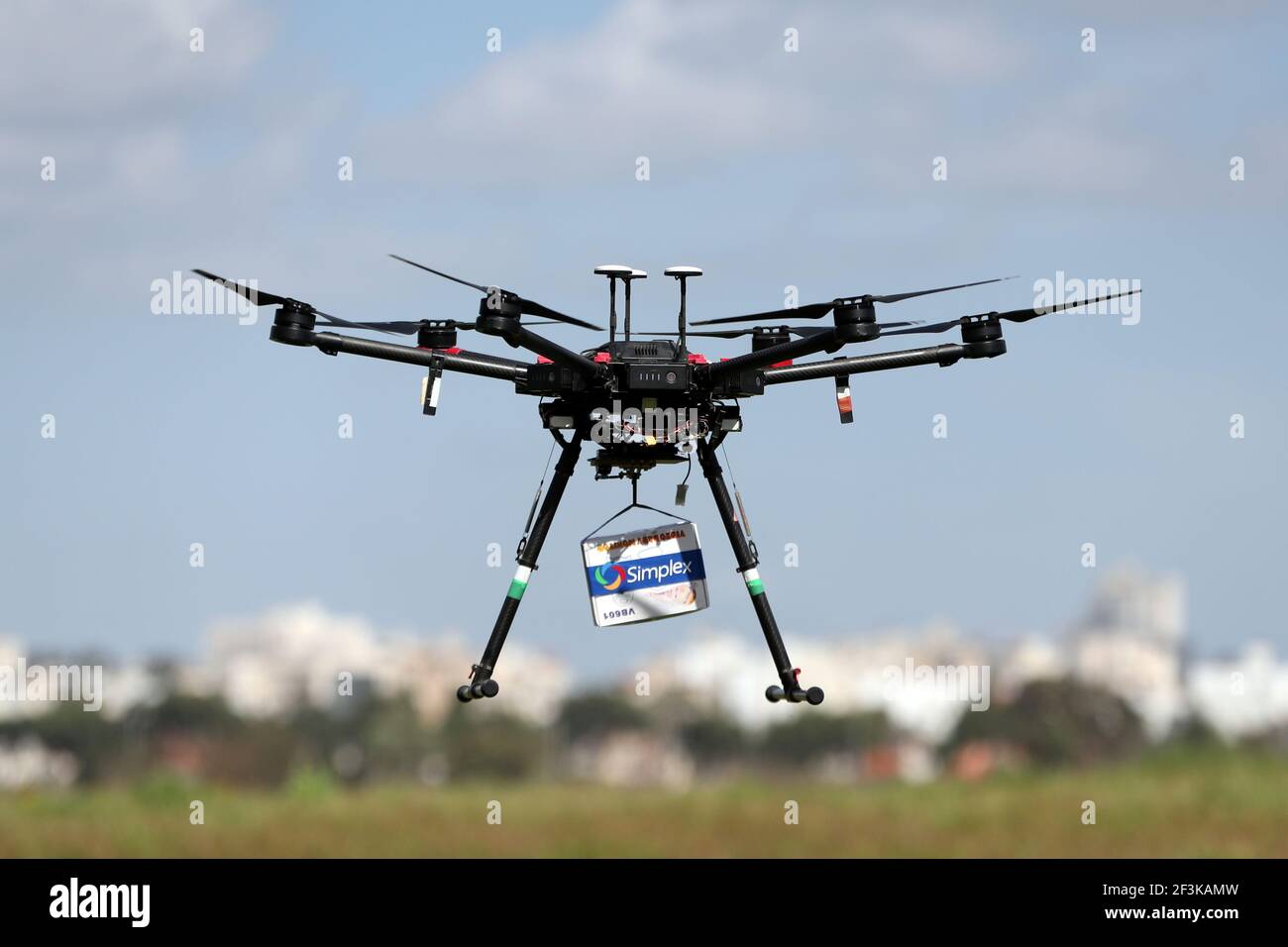 Un drone de entrega se ve en el aire durante una manifestación por la cual los drones de varias compañías volaron en un espacio aéreo conjunto y fueron manejados por un sistema de control autónomo en Haifa, en un área abierta cerca de Hadera, Israel el 17 de marzo de 2021. REUTERS/Ronen Zvulun Foto de stock