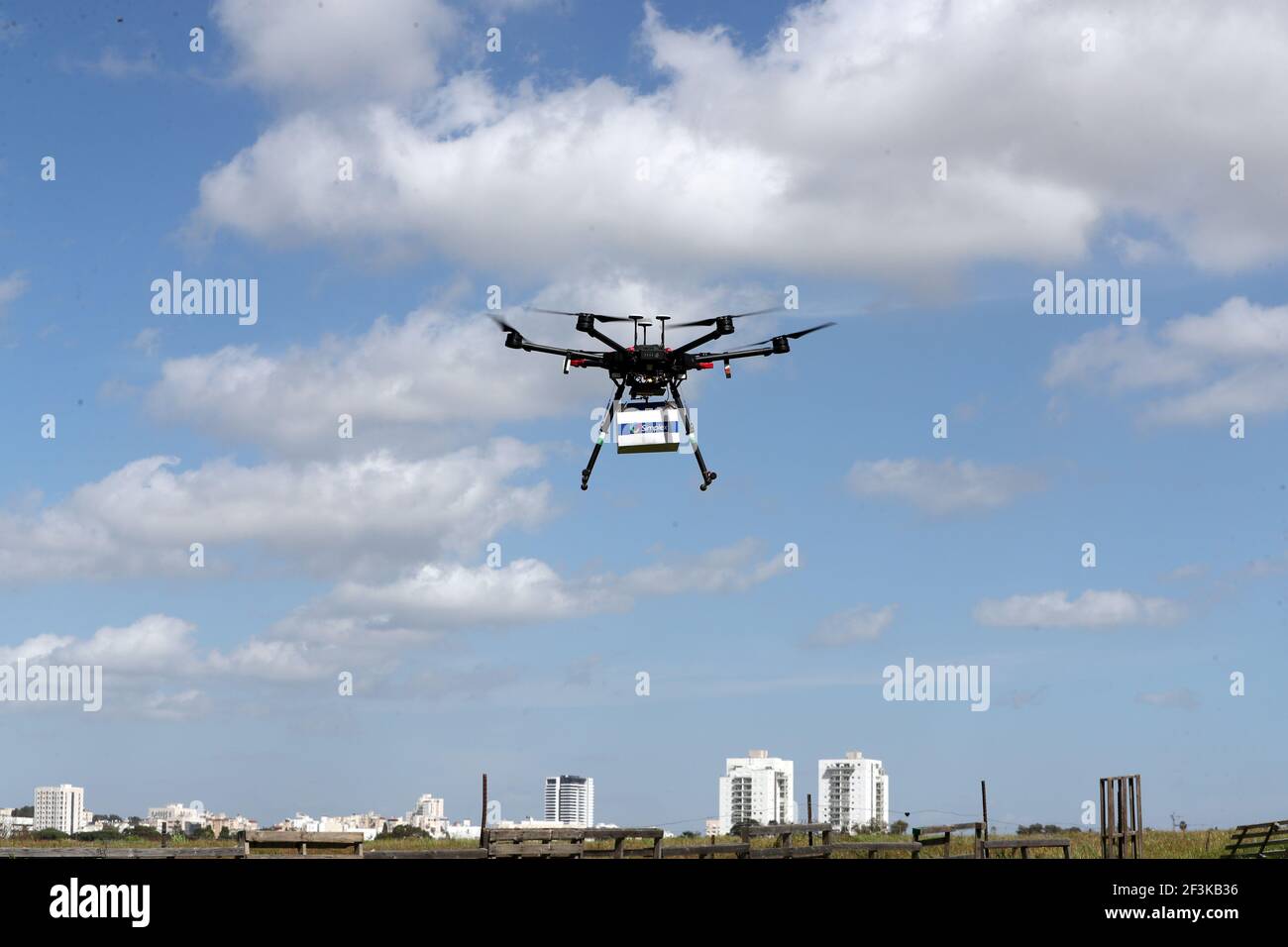 Un drone de entrega se ve en el aire durante una manifestación por la cual los drones de varias compañías volaron en un espacio aéreo conjunto y fueron manejados por un sistema de control autónomo en Haifa, en un área abierta cerca de Hadera, Israel el 17 de marzo de 2021. REUTERS/Ronen Zvulun Foto de stock