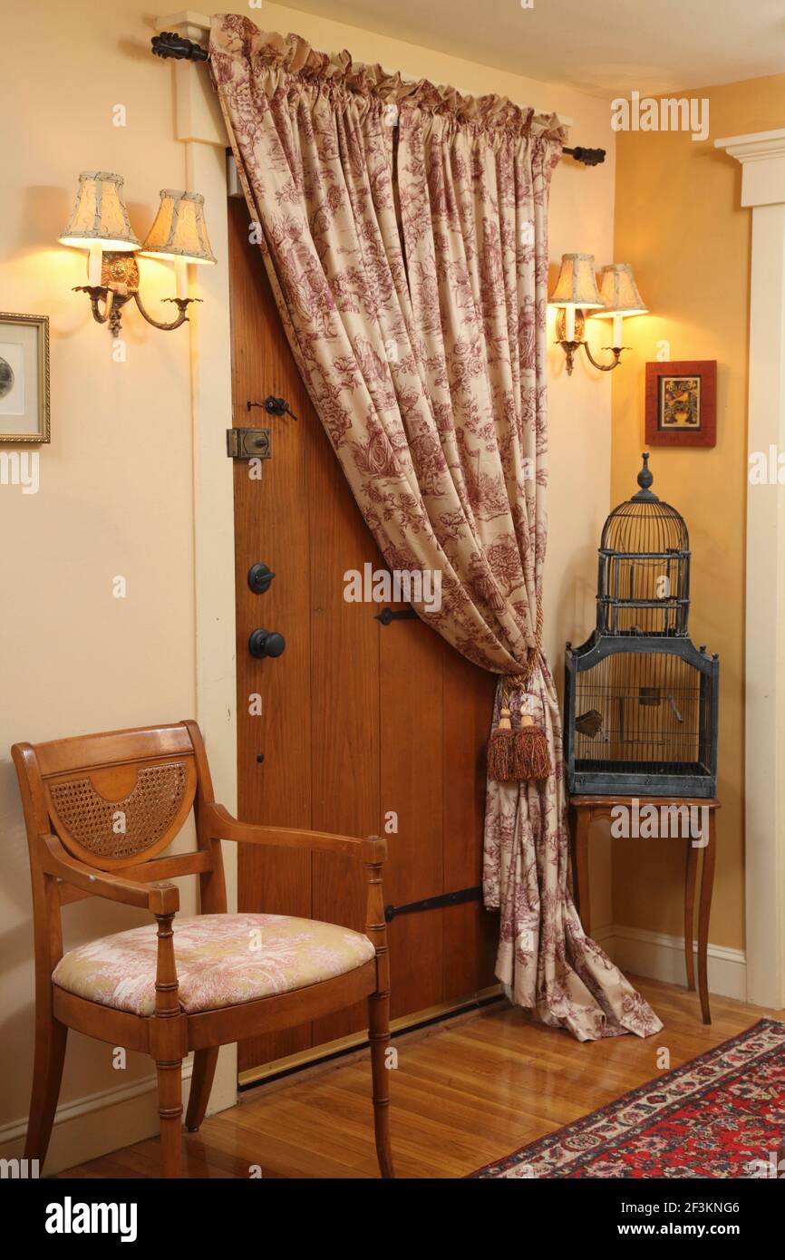 rueda sin Licuar Puerta delantera de madera con cortina de tela drapeada sobre ella, y  apliques de pared Fotografía de stock - Alamy