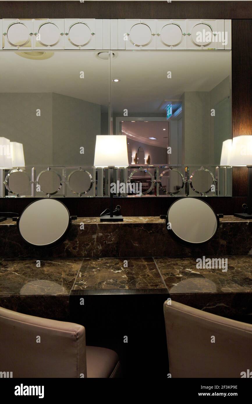 Mostrador de mármol y espejos biselados en el tocador de señoras | |  Diseñador: Ian Haigh, Estudio de Diseño Central Fotografía de stock - Alamy