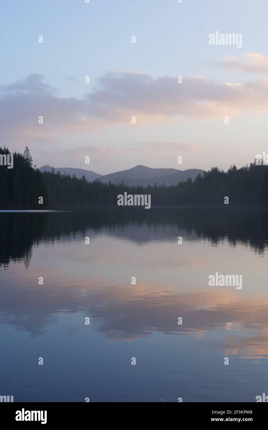 Escena pintoresca al atardecer en algún lago en la isla de Vancouver, Kanada. Parece una pintura de Aquarell. Foto de stock