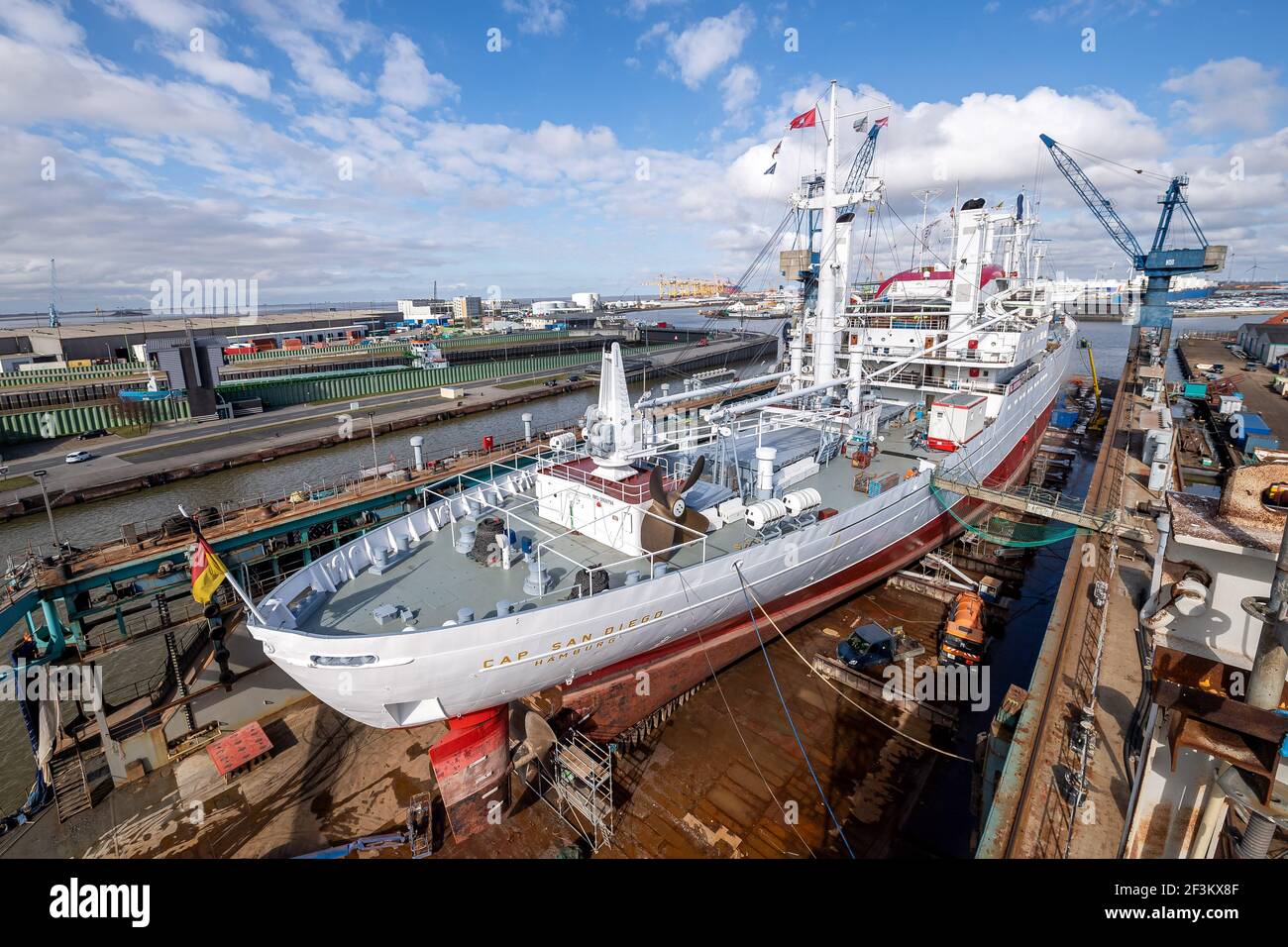 17 marzo de Bremen, Bremerhaven: El 'Cap San Diego' está en el astillero para trabajos de construcción. El barco museo de Hamburgo, de casi 60 años de antigüedad, está pasando