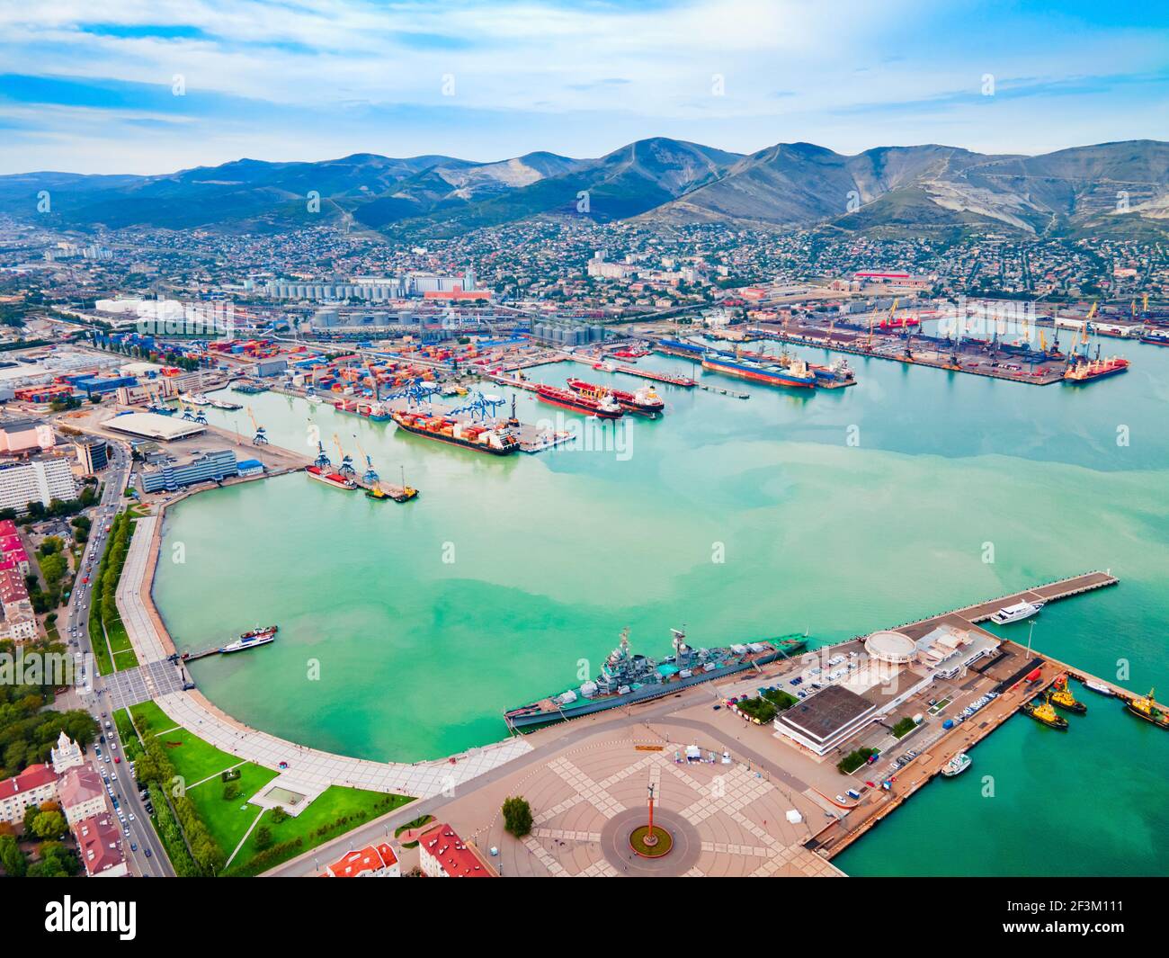 Vista panorámica aérea del puerto de la ciudad de Novorossiysk. Novorossiysk  es el principal puerto del Mar Negro en Krasnodar Krai, Rusia Fotografía de  stock - Alamy