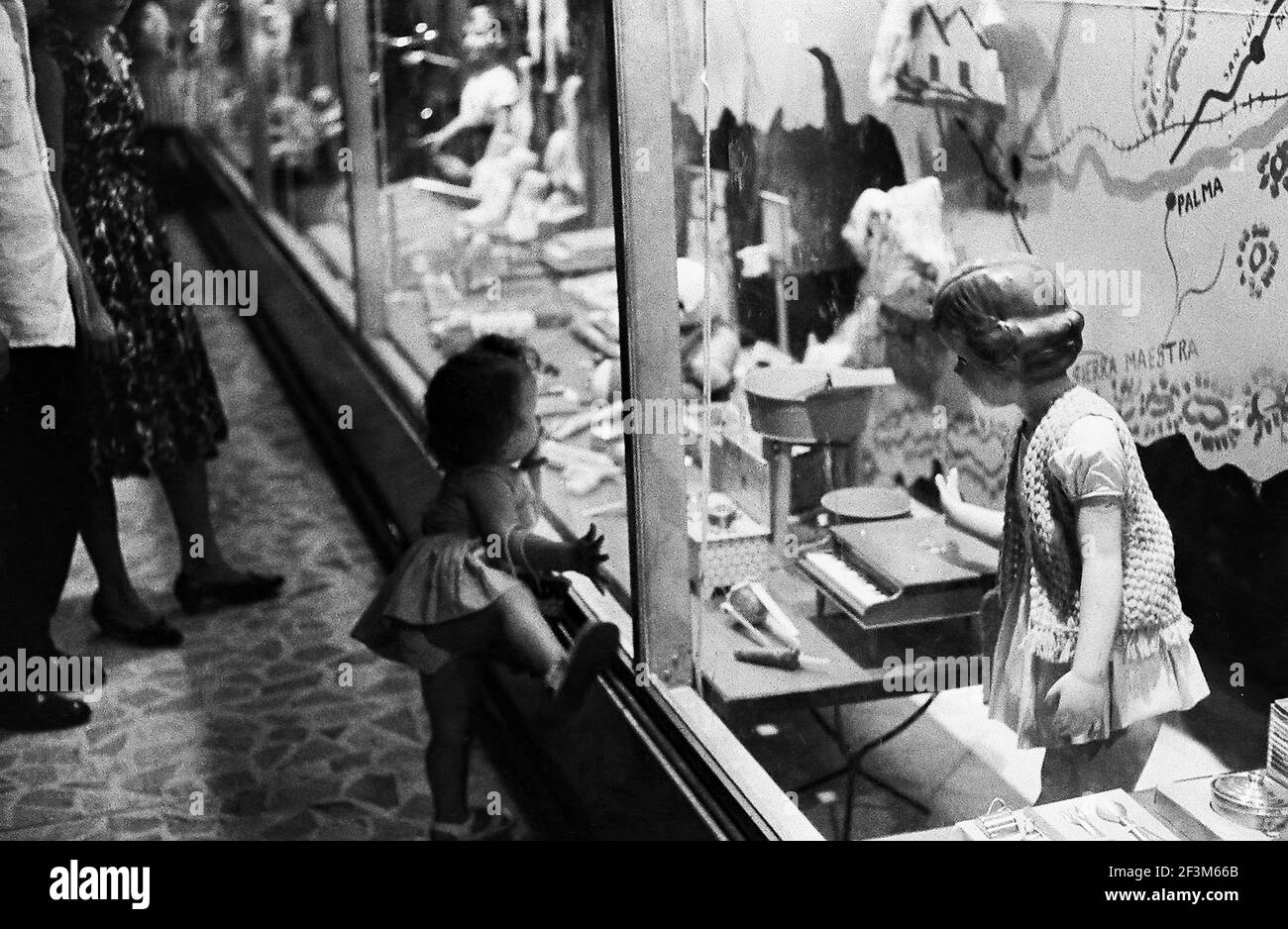 Niña mirando a la ventana de la tienda, Bayamo, Cuba, Granma (Cuba), Bayamo  (Cuba), 1963. De la colección de fotografías de Deena Stryker Fotografía de  stock - Alamy