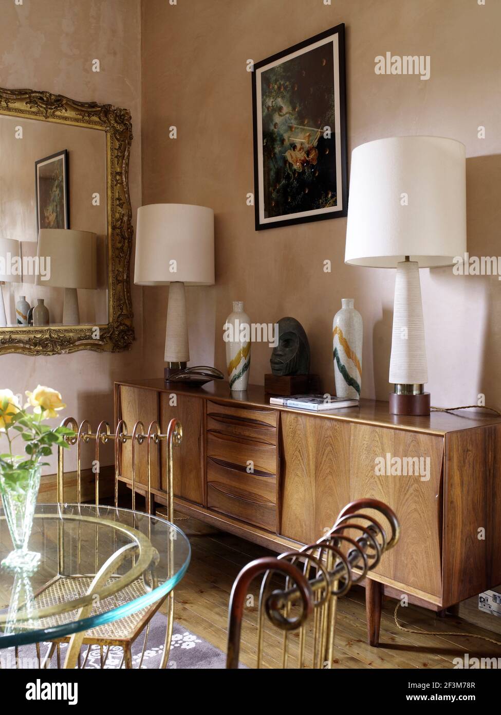 Sala de estar con una pequeña mesa redonda de vidrio y un gabinete con  lámparas a juego en casa residencial, Reino Unido Fotografía de stock -  Alamy