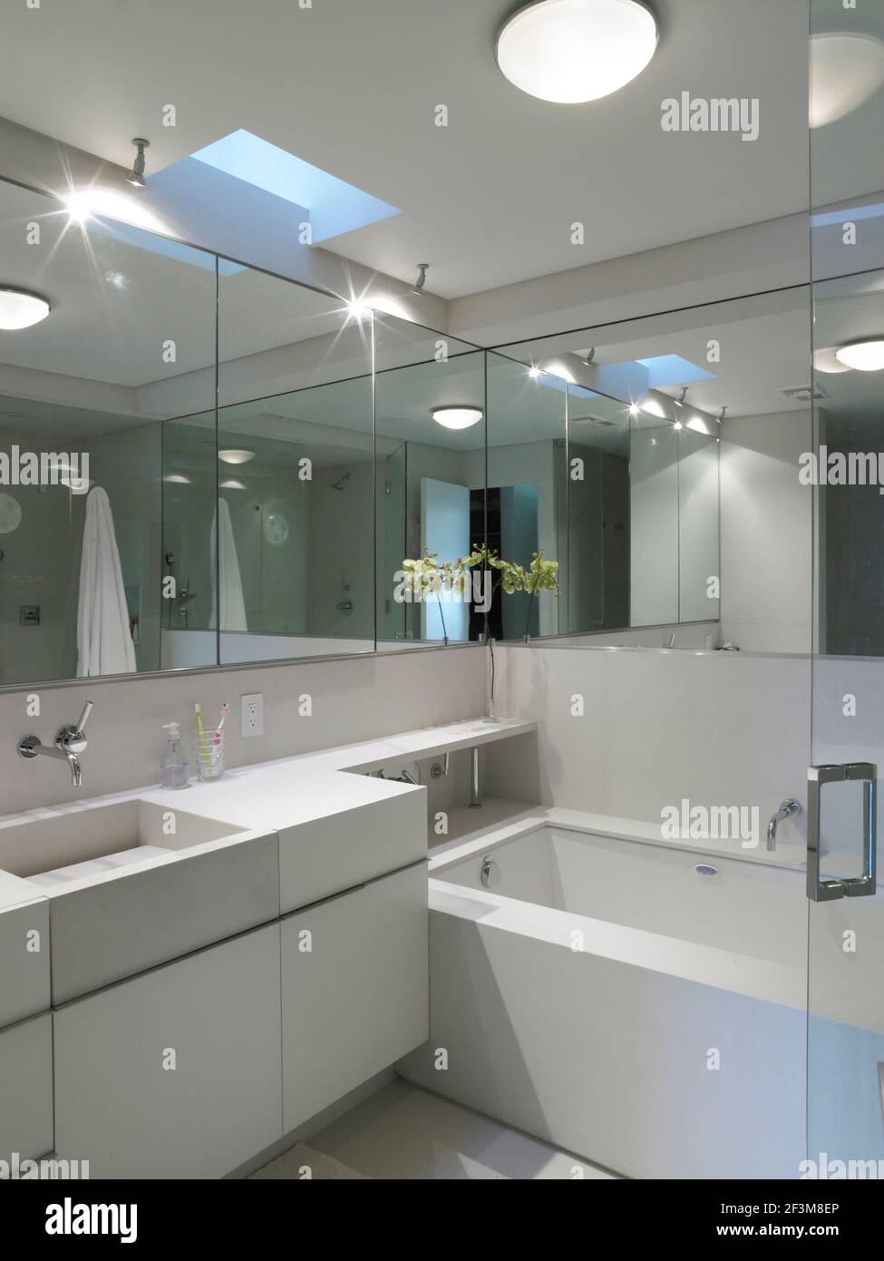 Cuarto de baño blanco con paredes de espejo en el apartamento de Nueva  York, Estados Unidos Fotografía de stock - Alamy
