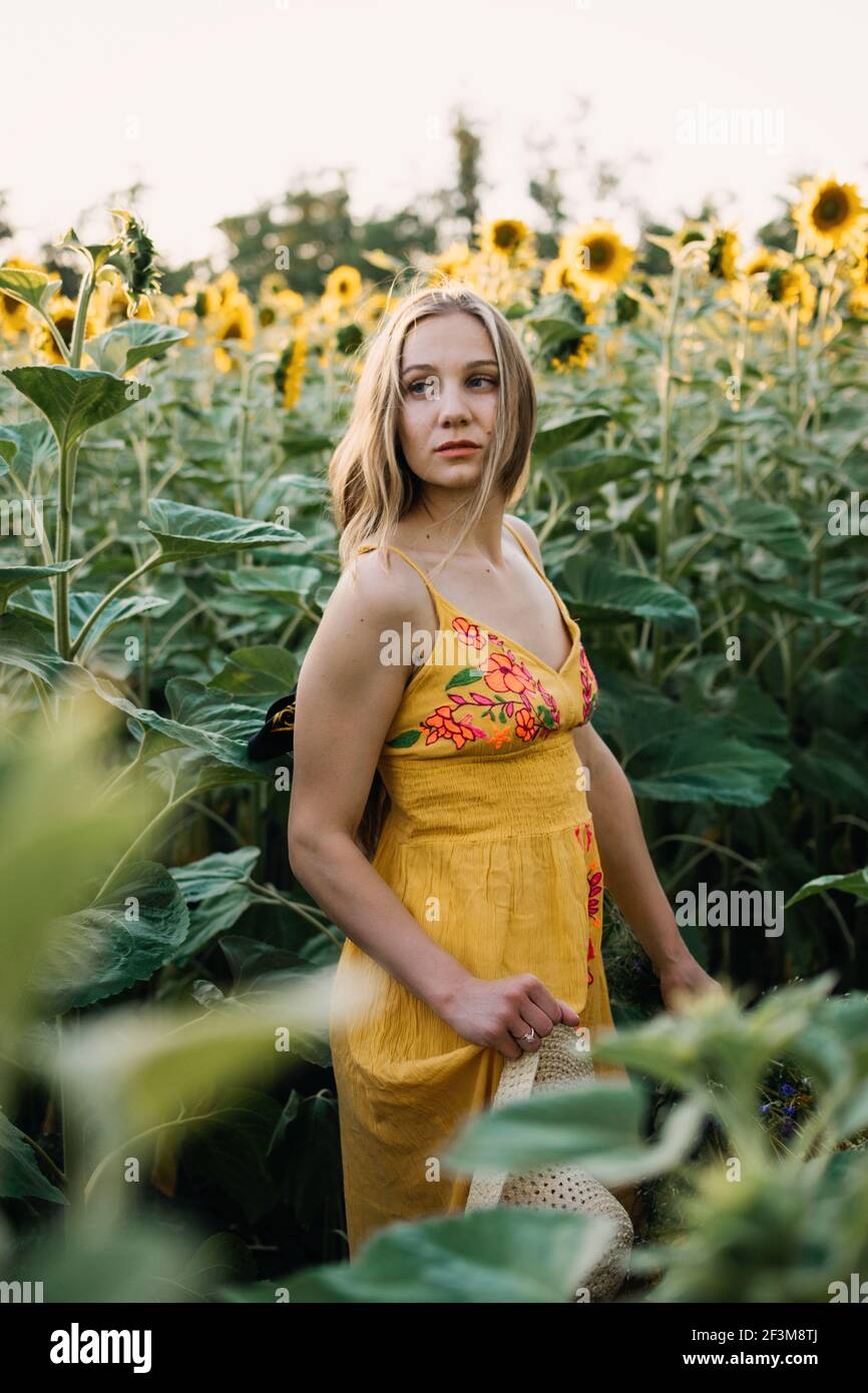 Moda sostenible, ropa orgánica, ropa ecológica, ecología, sostenibilidad,  moda responsable, algodón orgánico. Mujer joven con ropa hecha de  Fotografía de stock - Alamy