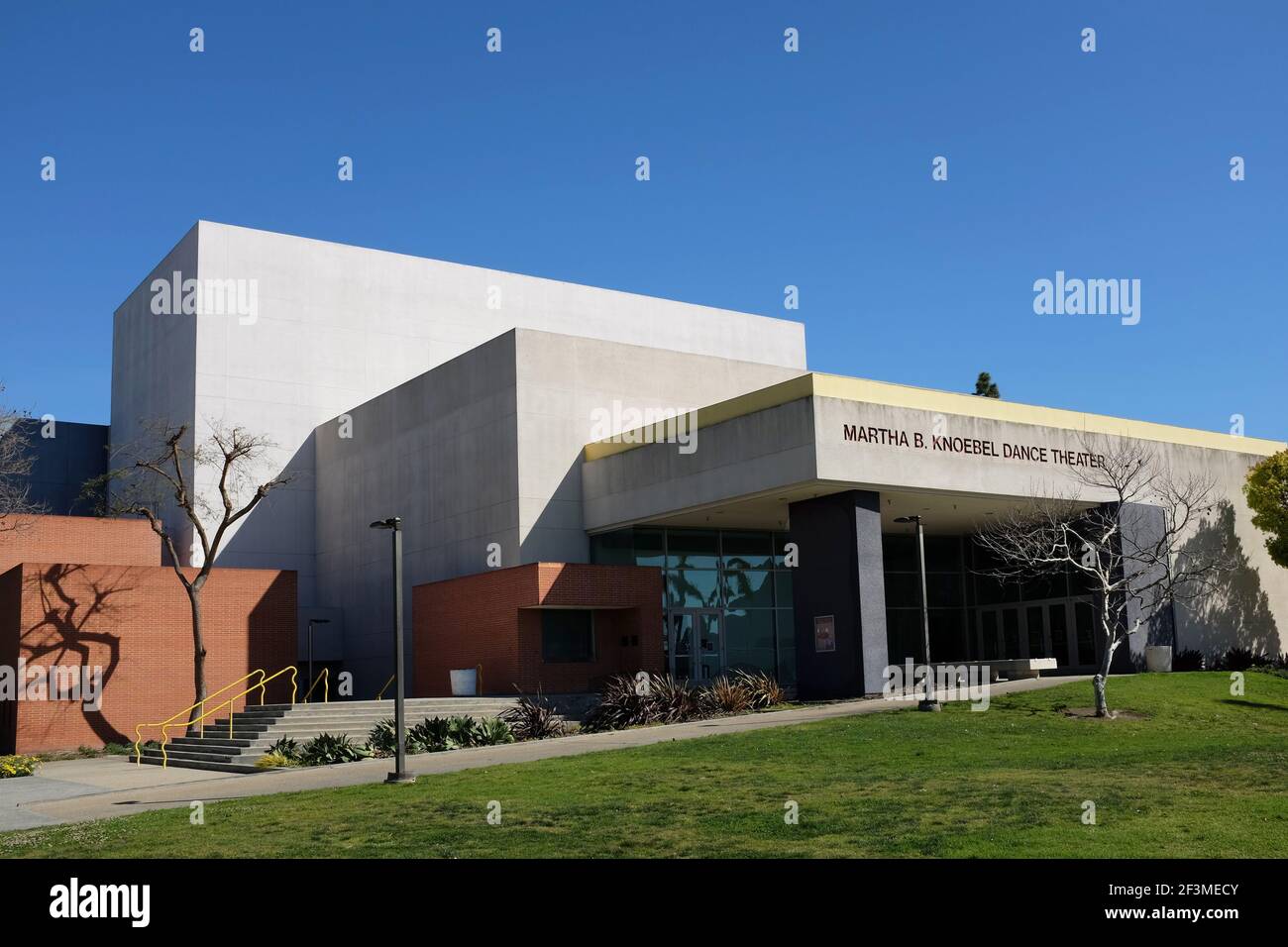 LONG BEACH, CALIFORNIA - 16 MAR 2021: El Teatro de Danza Martha B. Knoebel en el campus de la Universidad Estatal de California Long Beach. Foto de stock
