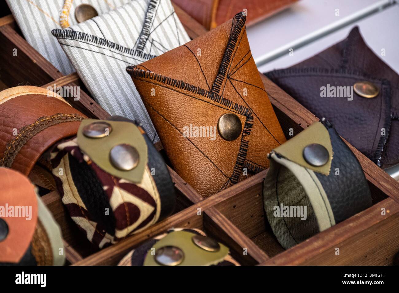 Carteras hechas a mano fotografías e imágenes de alta resolución - Alamy