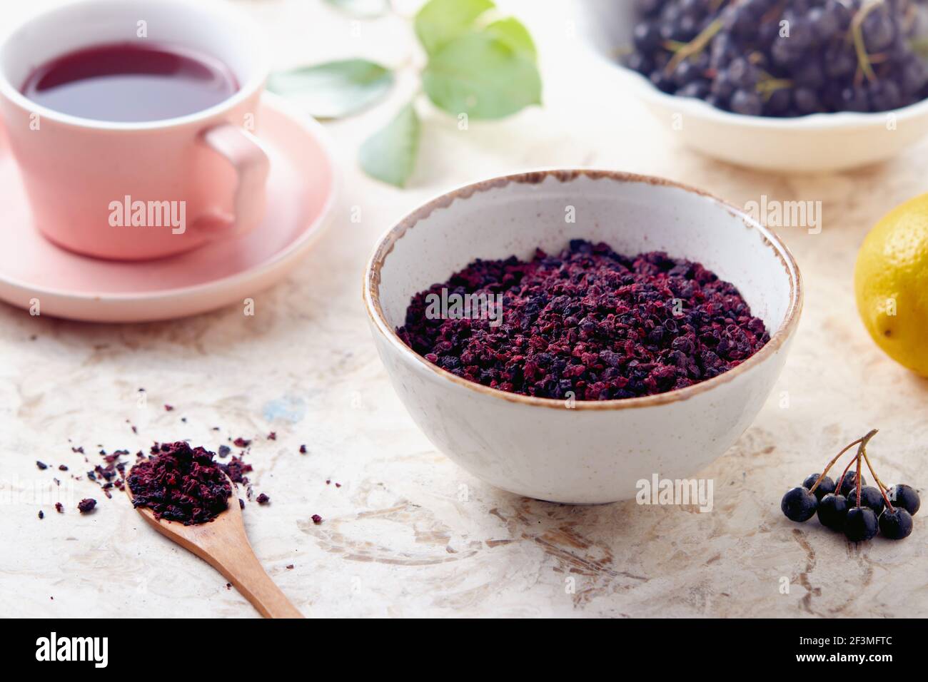 Té de bayas de Aronia. Las bayas de aronia secas se utilizan comúnmente para hacer té herbario rico en antioxidantes. Foto de stock