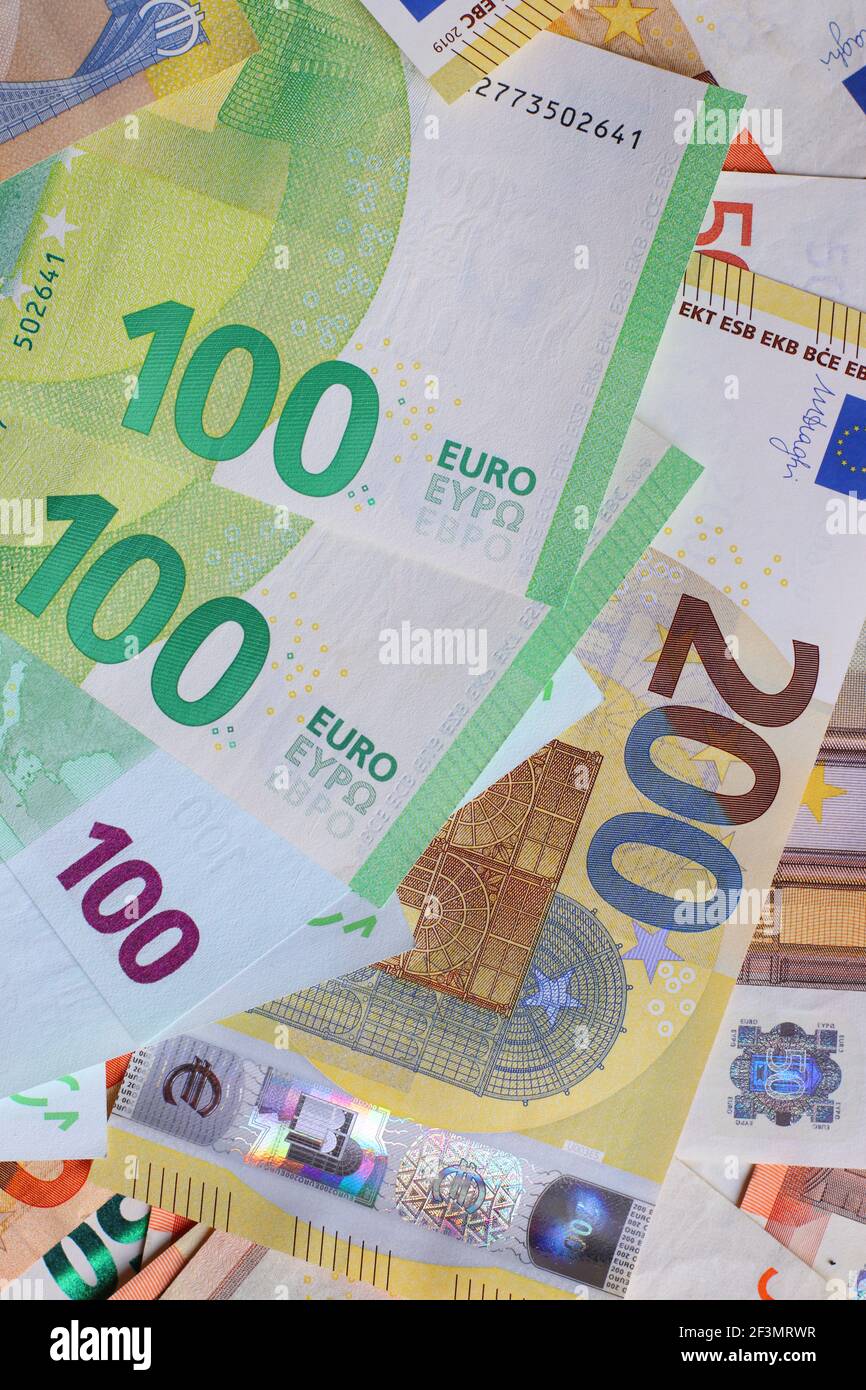 Primer plano de billetes de 20 euros fondo de billetes en euros fondo de  papel moneda europeo con billetes de 20 euros mucho dinero vista superior