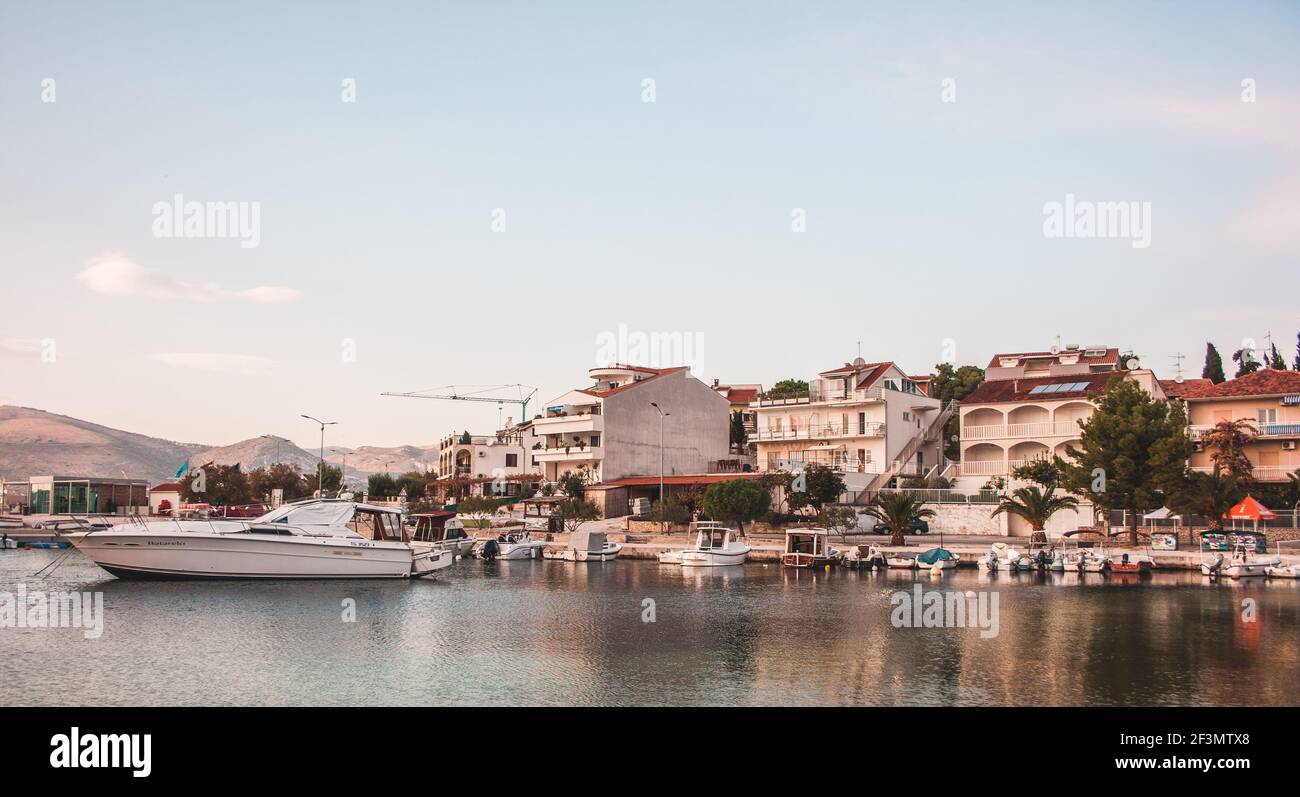 La ciudad croata junto al mar, un destino turístico famoso, donde muchos europeos pasan sus veranos. Casas residenciales y barcos se pueden ver en el bert Foto de stock