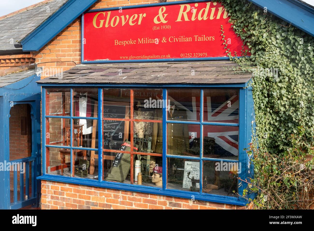 Tienda de sastres militares y civiles Glover & Riding en Aldershot, Hampshire, Inglaterra, Reino Unido Foto de stock