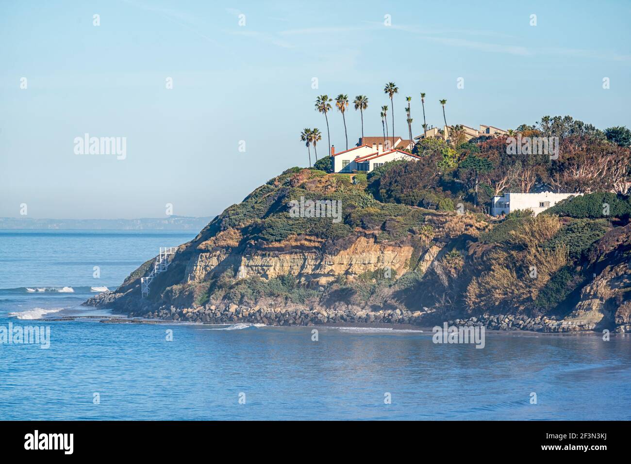 Mañana de invierno en Encinitas, California, Estados Unidos. El Hermitage de la Comunidad de Auto realización puede ser visto en el farol. Foto de stock