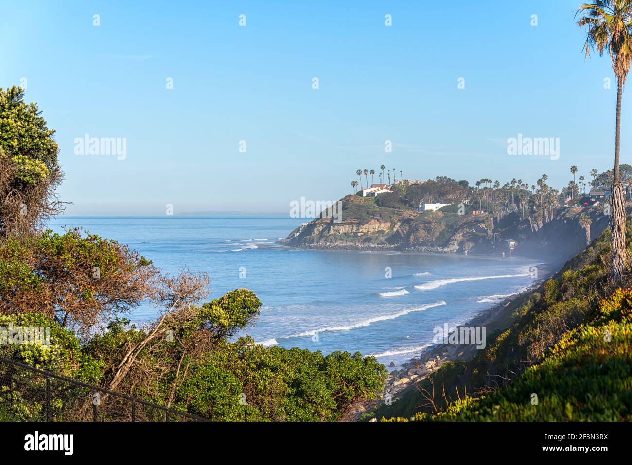 Mañana de invierno en Encinitas, California, Estados Unidos. El Hermitage de la Comunidad de Auto realización puede ser visto en el farol. Foto de stock