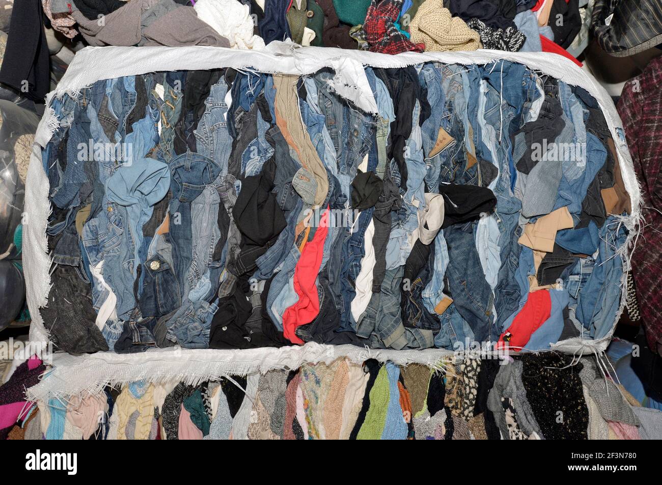 06 de junio de 2018, Sajonia-Anhalt, Bitterfeld: Los residuos textiles  prensados en bultos están listos para su procesamiento en una planta de  procesamiento de ropa usada, como pantalones, camisas y pullovers. Foto: