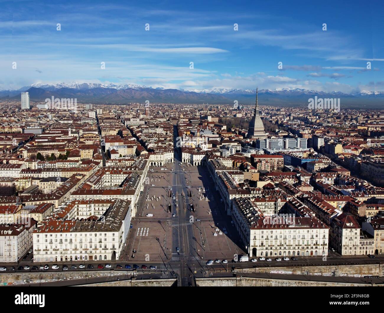 Vista aérea del centro de la ciudad de Turín, en Italia, en un día soleado, con Mole Antonelliana y los Alpes en el fondo. Foto de stock