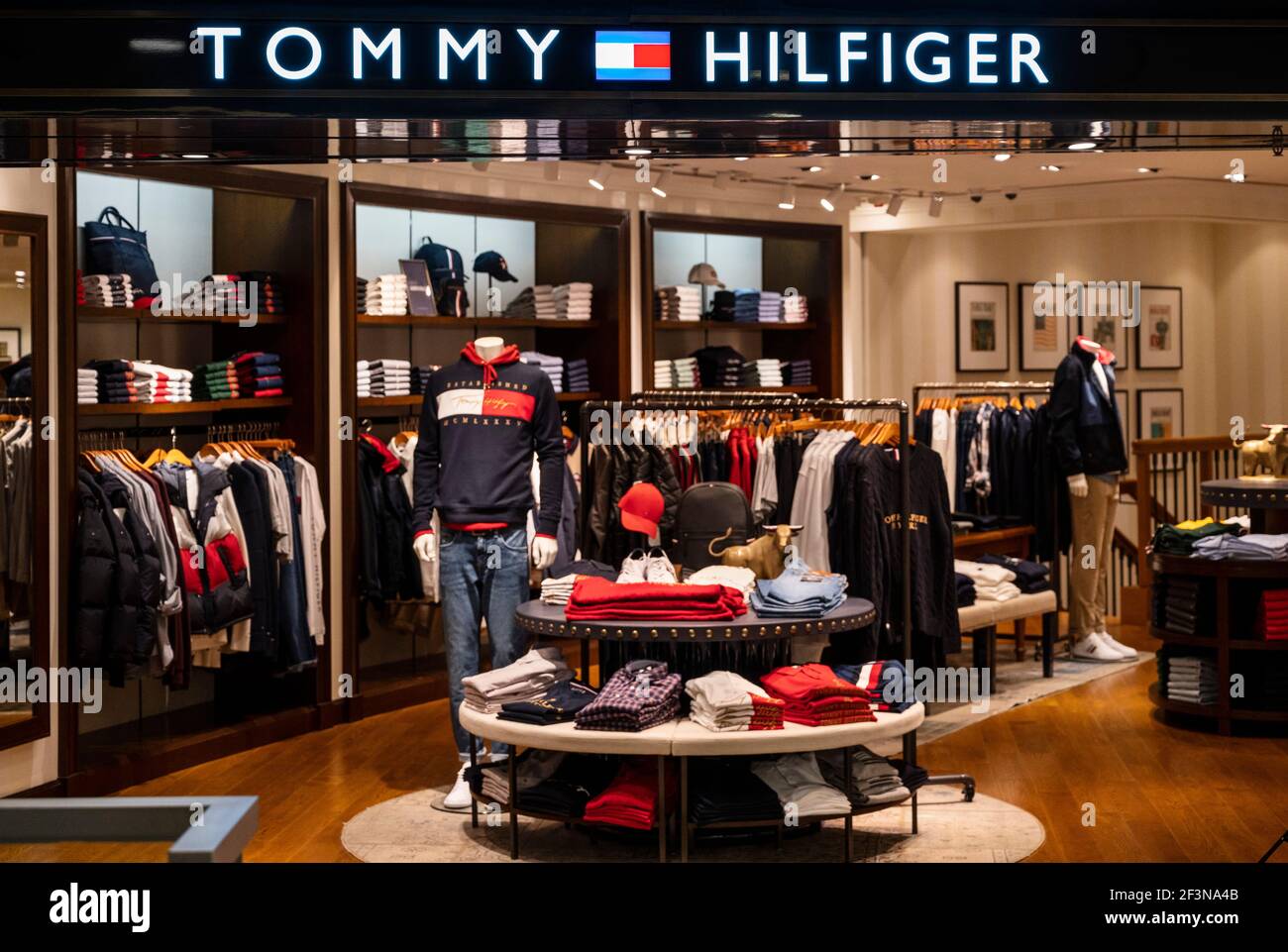 Marca de moda multinacional americana, Tommy Hilfiger tienda vista en Hong  Kong. (Foto de Budrul Chukrut / SOPA Images/Sipa USA Fotografía de stock -  Alamy