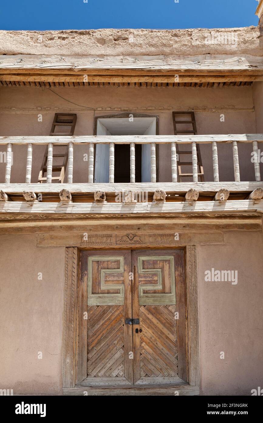 Puerta tradicional de nuevo méxico fotografías e imágenes de alta  resolución - Alamy