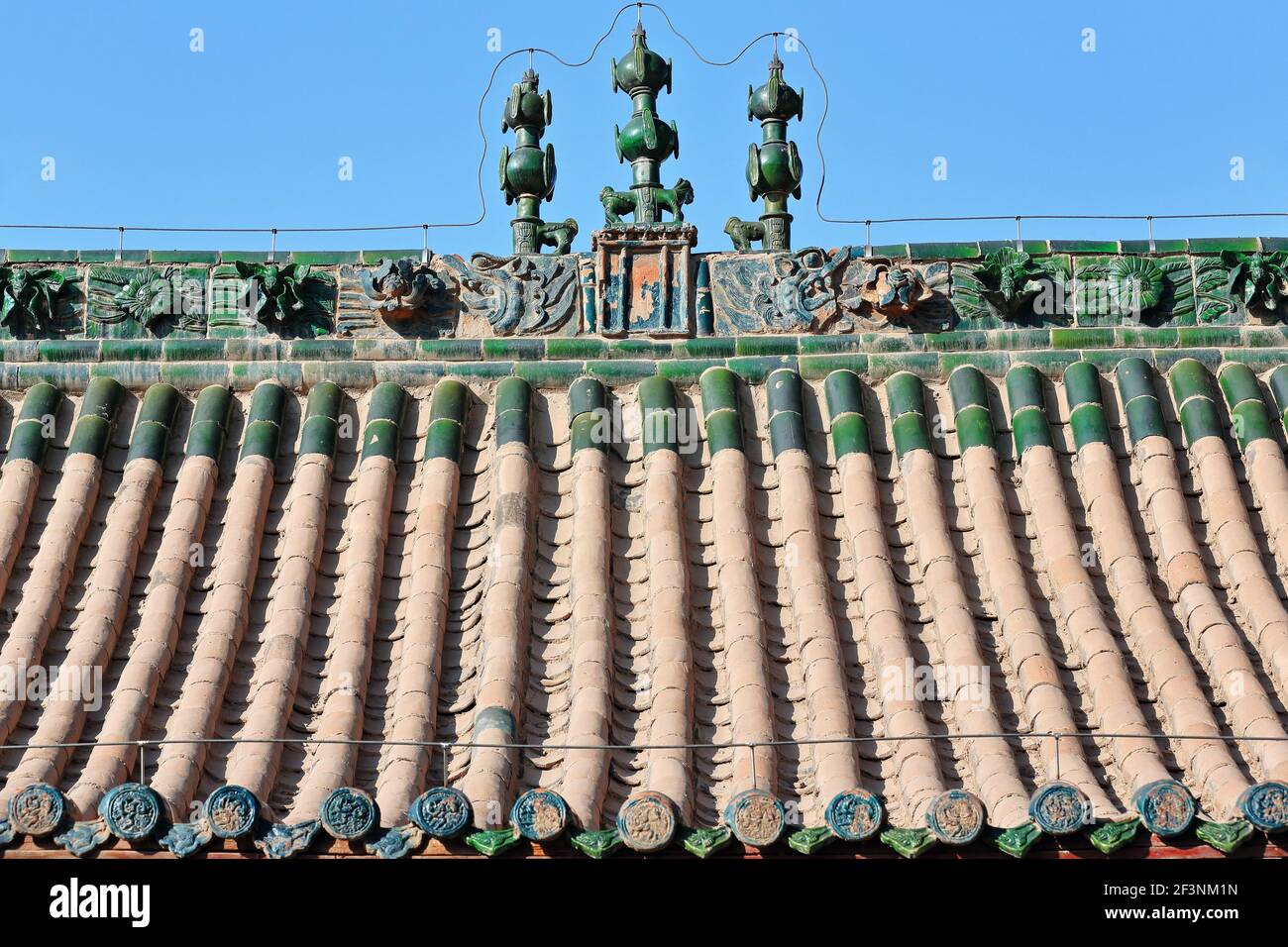 Azulejos verdes-E.techo pendiente-Clásicos Budistas-Sutras Salón de Exposiciones-DafoSi-Gran Templo de Buda. Zhangye-Gansu-China-1263 Foto de stock