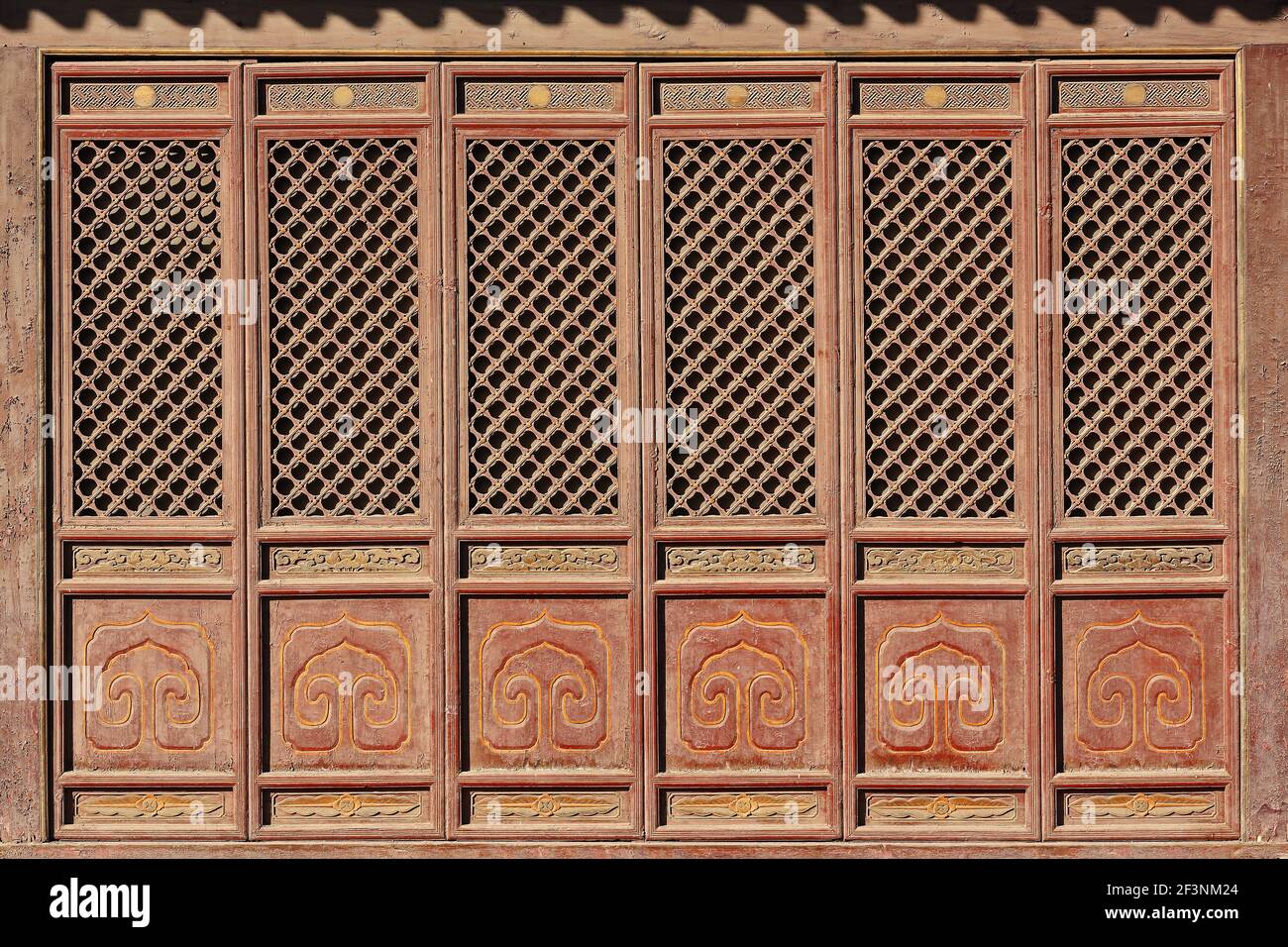 Paneles de puerta de celosía-Clásicos Budistas-Sutras Exhibition Hall-DafoSi-Gran Templo de Buda. Provincia de Zhangye-Gansu-China-1265 Foto de stock
