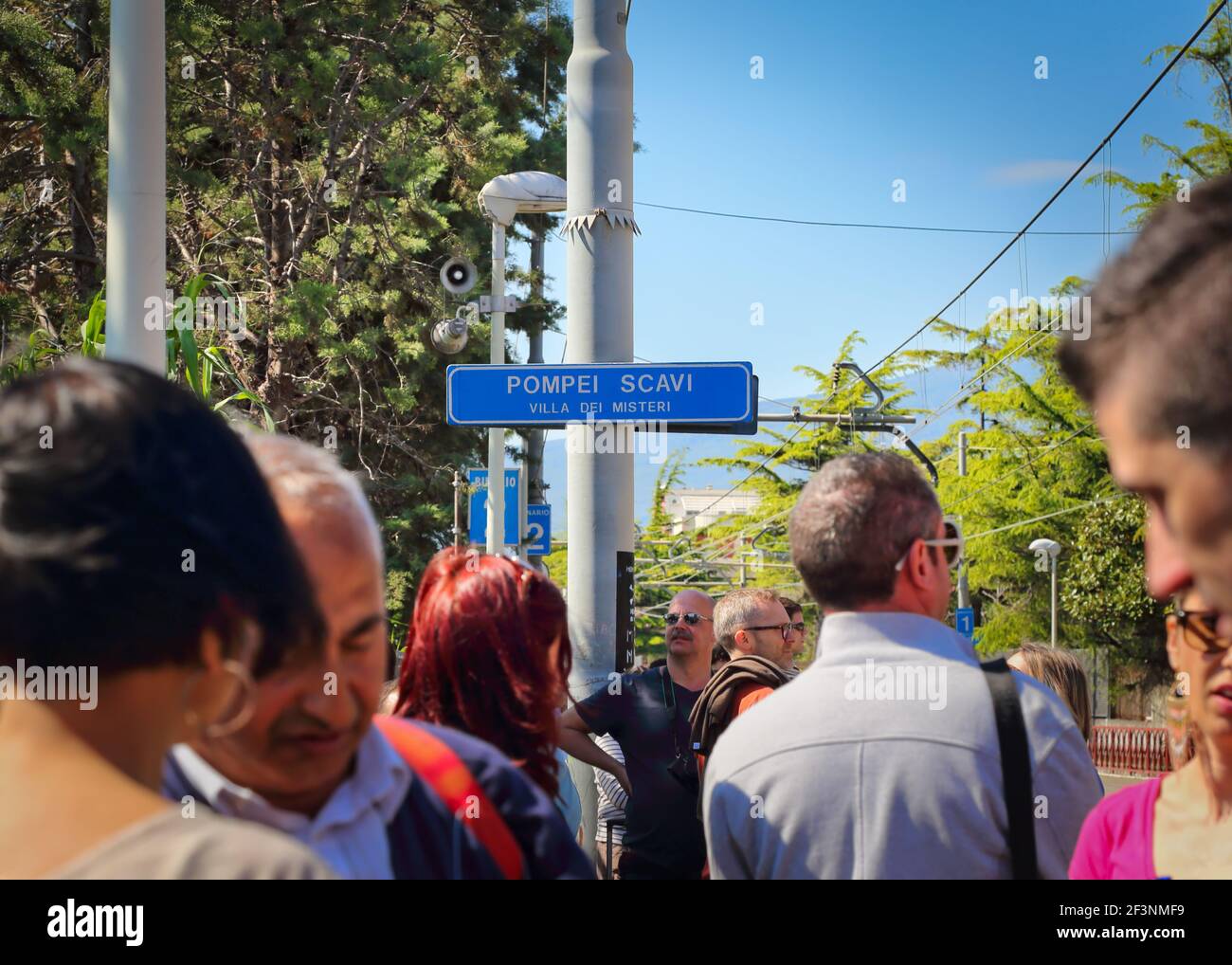 Plataforma llena de gente con señal en la estación Pompei Scavi para Villa dei Misteri, Pompeya, Monte Vesubio, Nápoles, Italia Foto de stock