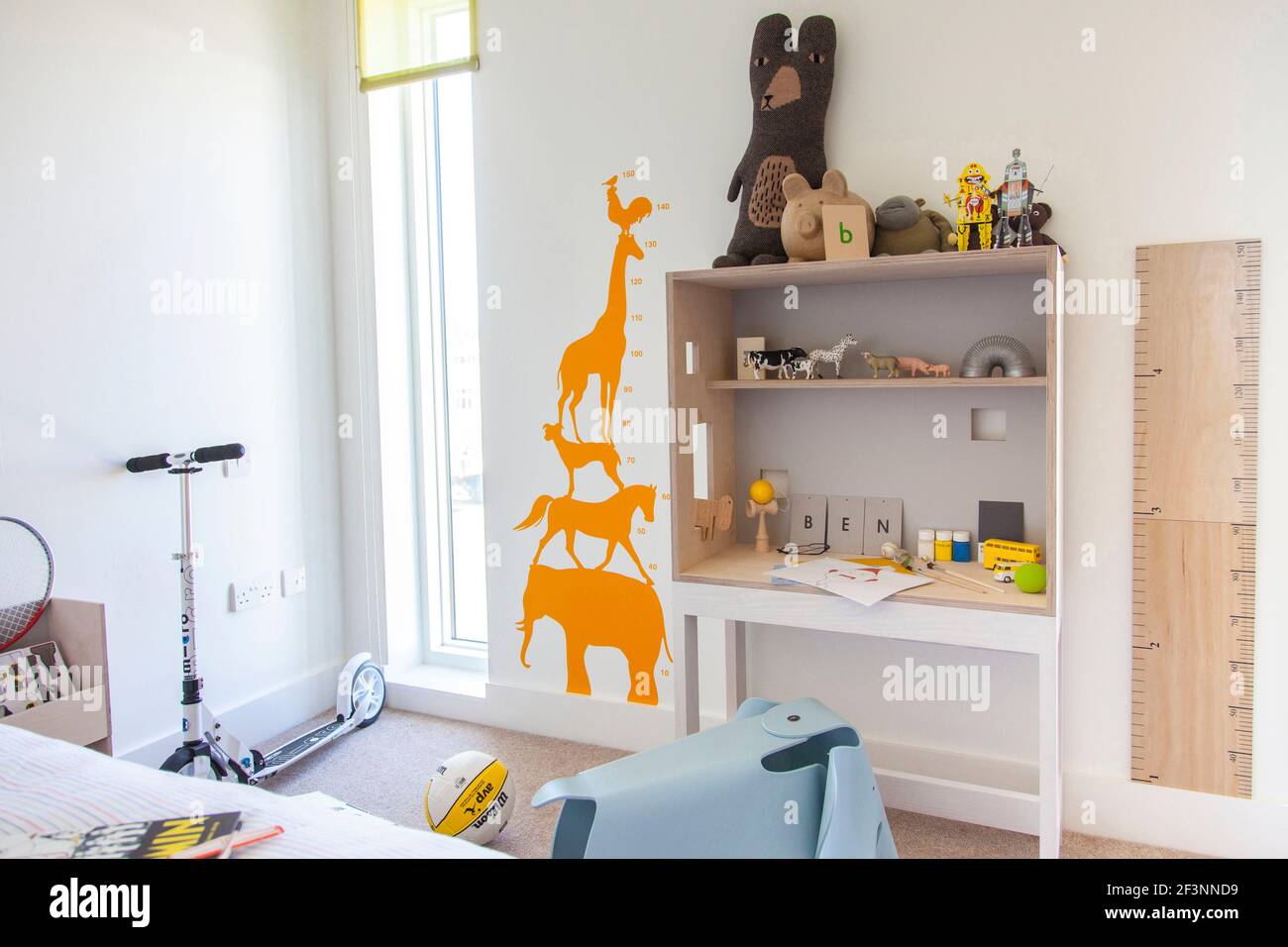 Los niños dormitorio con escritorio. Una casa combinando estilo moderno minimalista con visualización de objetos tradicionales que se utilizan en la vida diaria. Foto de stock