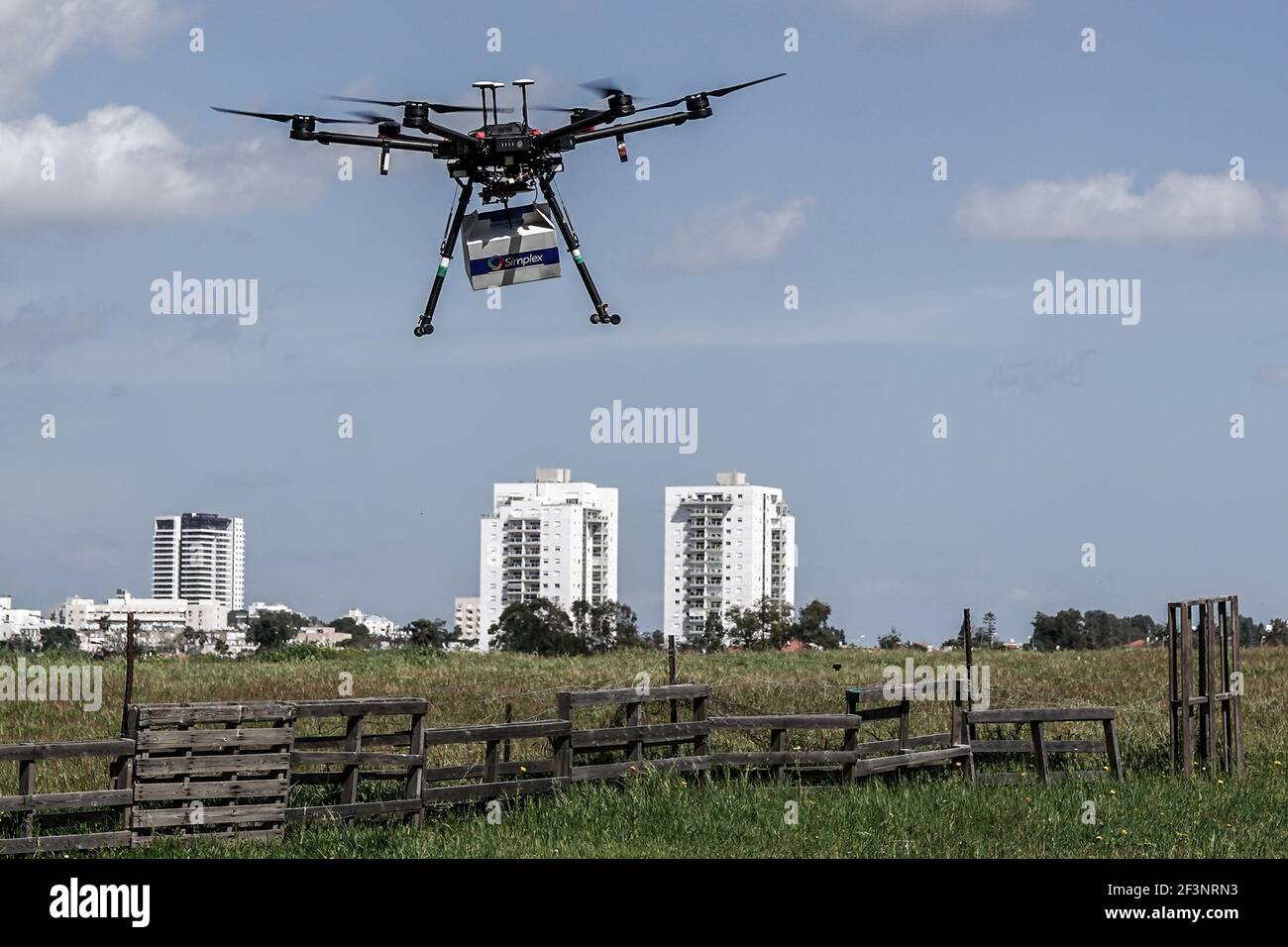 Hedera, Israel. 17th de marzo de 2021. La Autoridad de Innovación de Israel (IIA), las carreteras de Ayalon, el Ministerio de Transporte y la Autoridad de Aviación Civil realizan conjuntamente una demostración del proyecto NAAMA (siglas en hebreo de movilidad Aérea Urbana) En la primera etapa de ocho en un plan de dos años para crear una red de malla nacional de aviones no tripulados que transporten cargas útiles en un espacio aéreo gestionado que implemente un sistema de control autónomo operado en el Centro de sistemas aéreos no tripulados de Ayalon en Haifa. Foto de stock