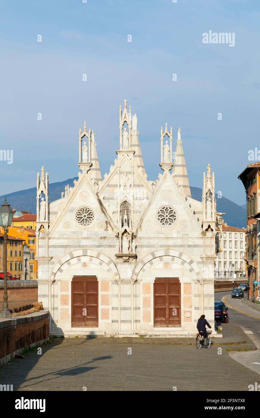 Santa Maria della Spina es una pequeña iglesia románicagótica a orillas del río Arno. Pisa es