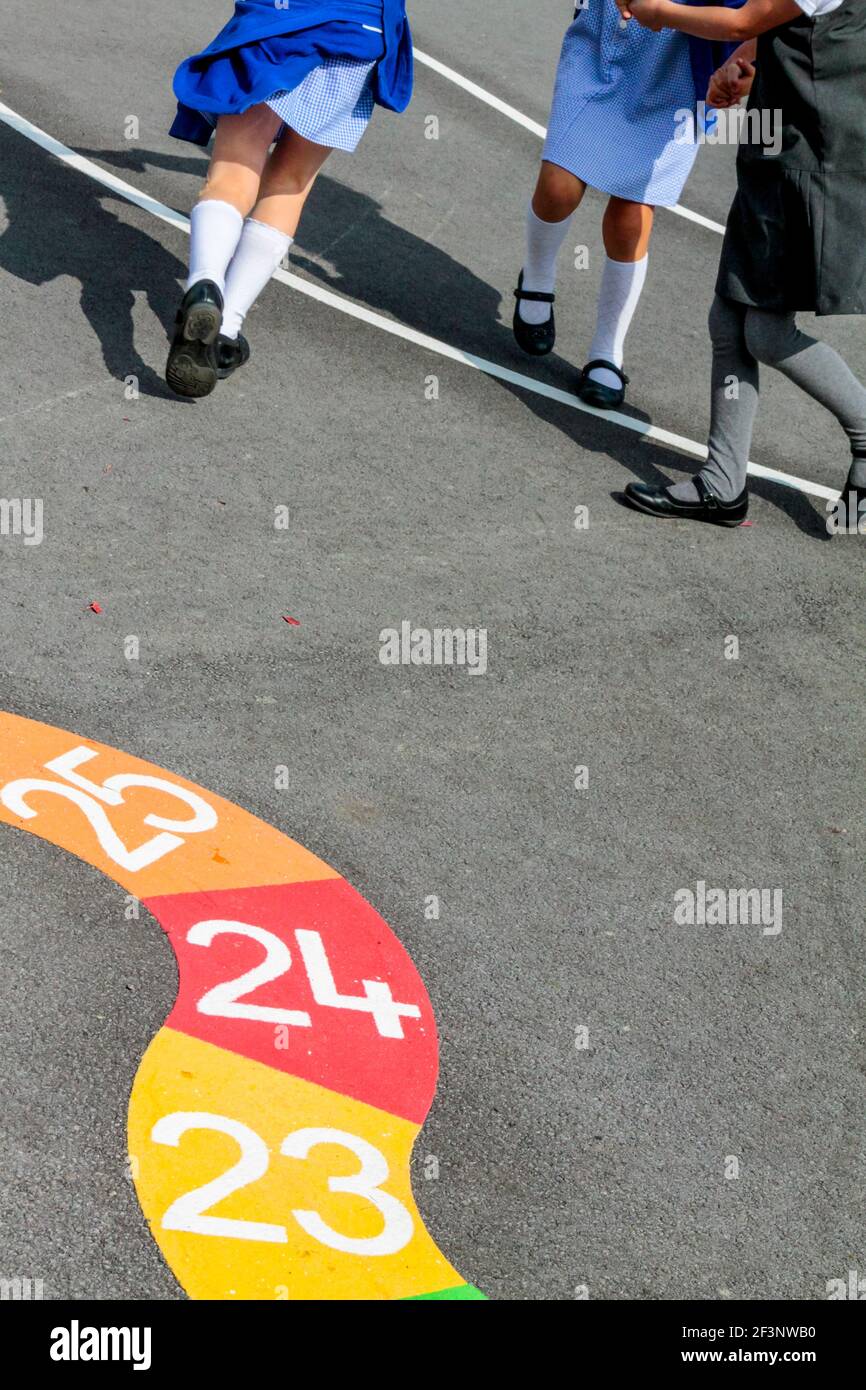 Escolares de primaria jugando en un patio de recreo escolar en un descanso entre clases