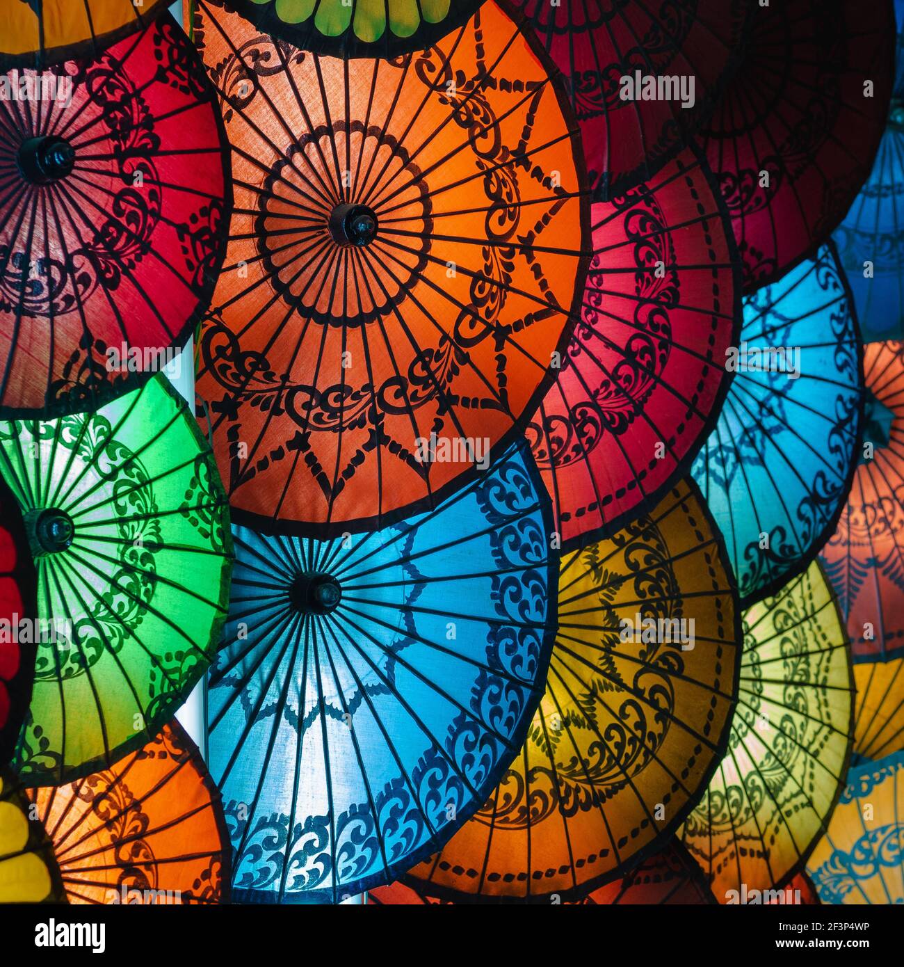 Paraguas de sol de colores en el mercado tradicional de la calle en Bagan, Mandalay Región, Myanmar (Birmania). Foto de stock