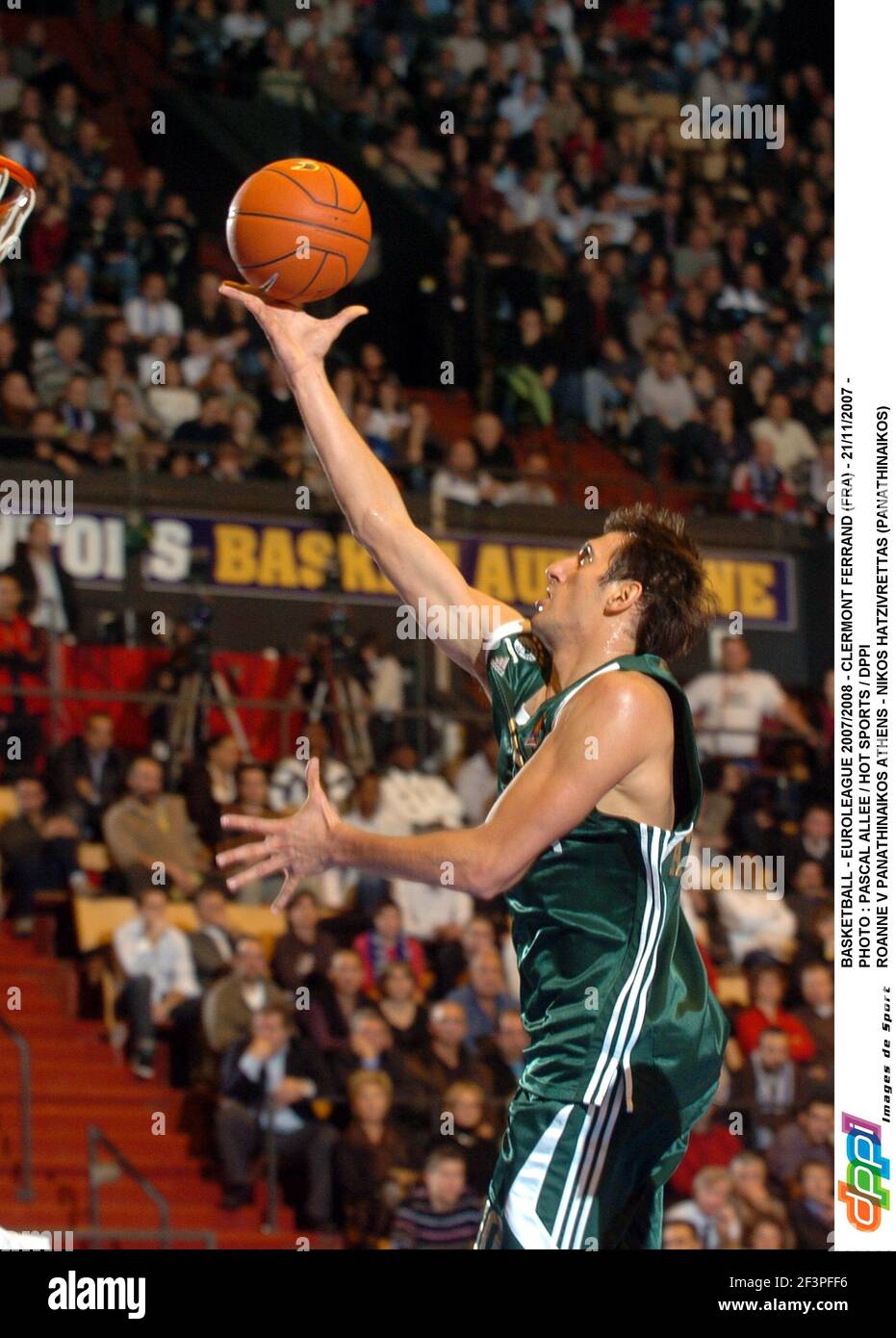 BALONCESTO - EUROLIGA 2007/2008 - CLERMONT FERRAND (FRA) - 21/11/2007 -  FOTO : PASCAL ALLEE / DEPORTES CALIENTES / DPPI ROANNE V PANATHINAIKOS  ATENAS - NIKOS HATZIVRETTAS (PANATHINAIKOS Fotografía de stock - Alamy