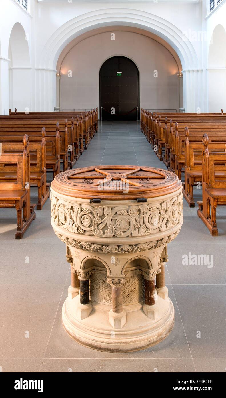 Hamburgo, Neuer Mariendom. Taufbrunnen. Das Gotteshaus wurde 1893 als rˆmisch-katholische Pfarrkirche der Stadt Hamburg im neoromanischen Stil mit zwei Foto de stock