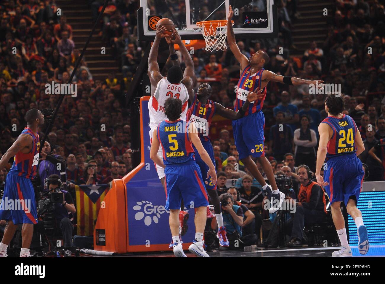 BALONCESTO - EUROLIGA 2009/2010 - PARÍS (FRA) - 09/05/2010 - FOTO : PASCAL  ALLEE / DEPORTES CALIENTES / DPPI - FINAL - REGAL FCB / OLYMPIACOS PIREO -  SOFO (OLYMPIAKOS) / BONIFACE NDONG Y TERENCE MORRIS (FC BARCA Fotografía de  stock - Alamy